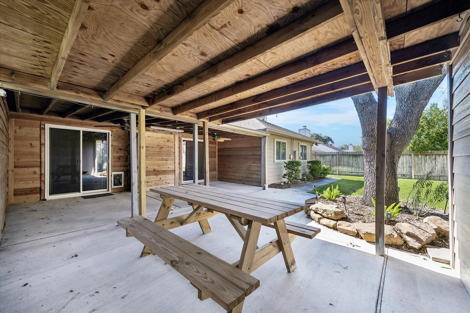 3911 Kitchen Hill Lane, Sugar Land, TX 77479 Imagine weekend cookouts and relaxing evenings in this extended covered patio overlooking the backyard that includes convenient gas connections.