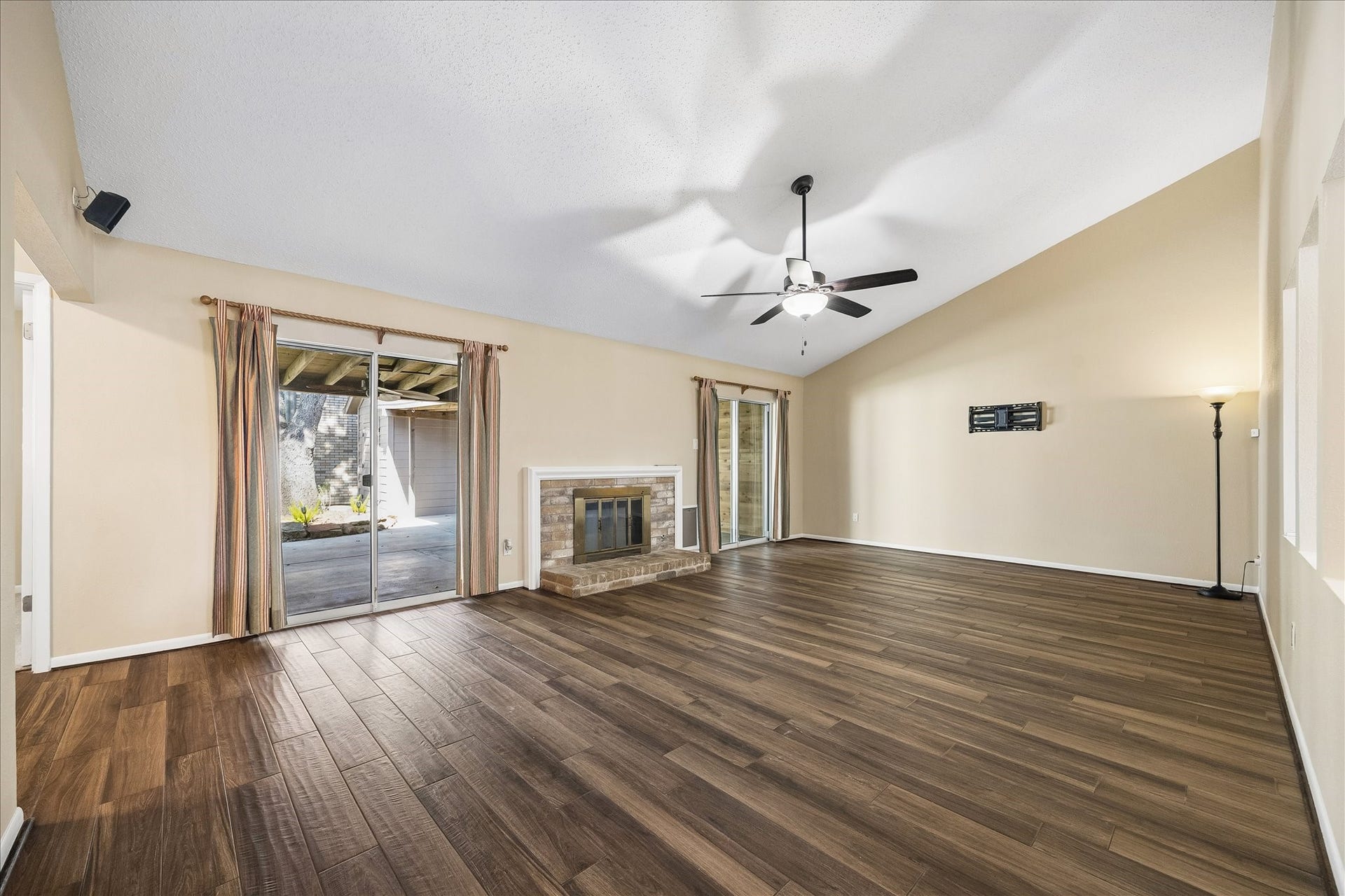 3911 Kitchen Hill Lane, Sugar Land, TX 77479 Imagine unwinding in this spacious living room that has been pre-wired with surround sound and is complete with a cozy fireplace, ceiling fan, and views of the backyard.