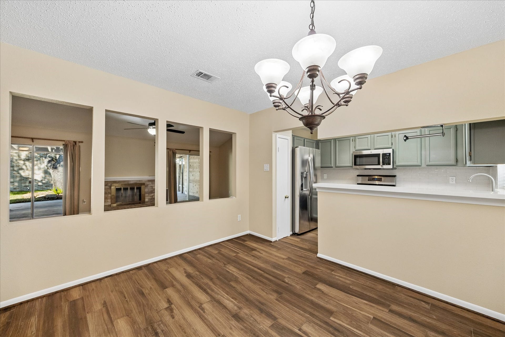 3911 Kitchen Hill Lane, Sugar Land, TX 77479 Picture dinners with family and friends in this bright dining area, conveniently connected to the kitchen and adjoining living spaces.