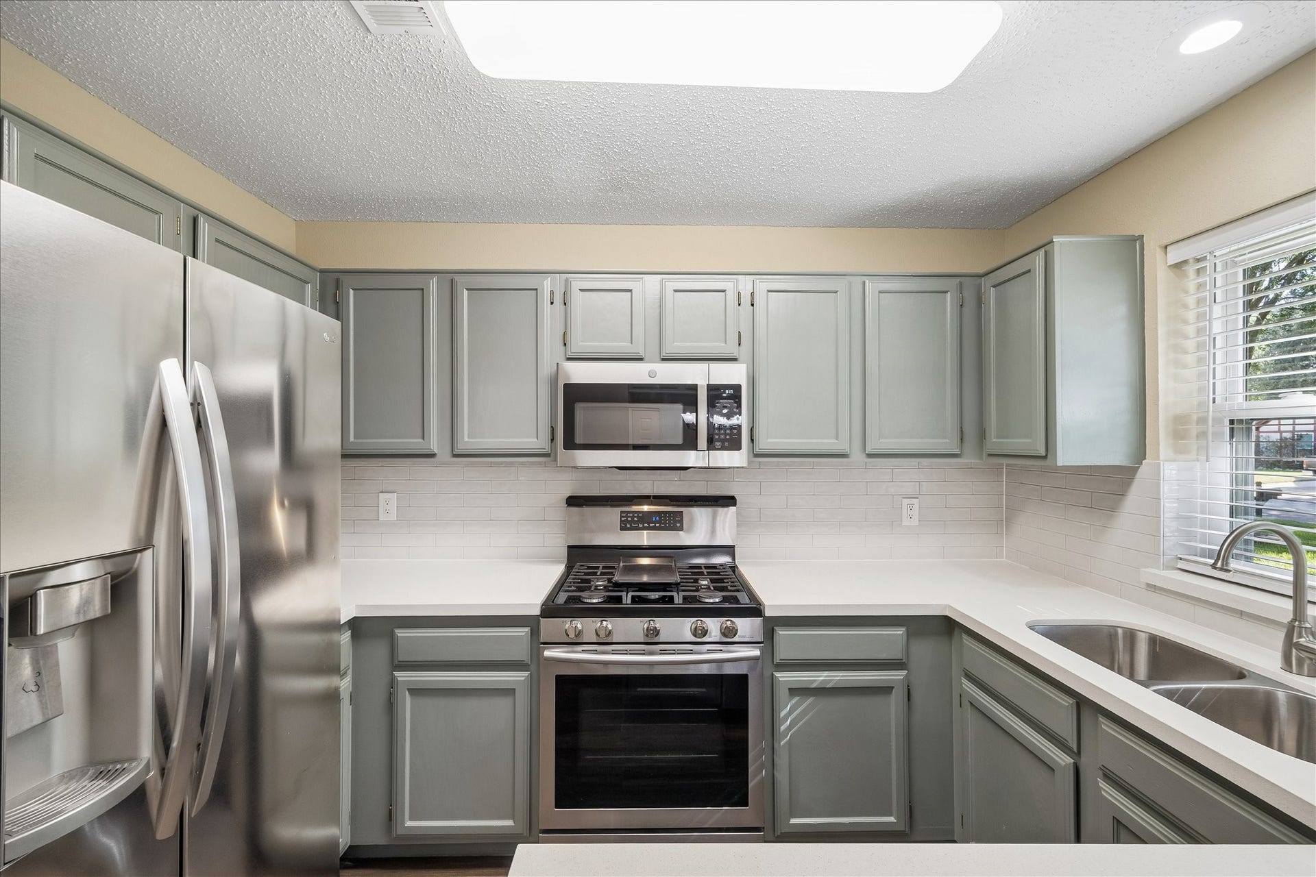 3911 Kitchen Hill Lane, Sugar Land, TX 77479 Fresh finishes and a practical layout make this updated kitchen a wonderful place to prepare meals and enjoy everyday moments.