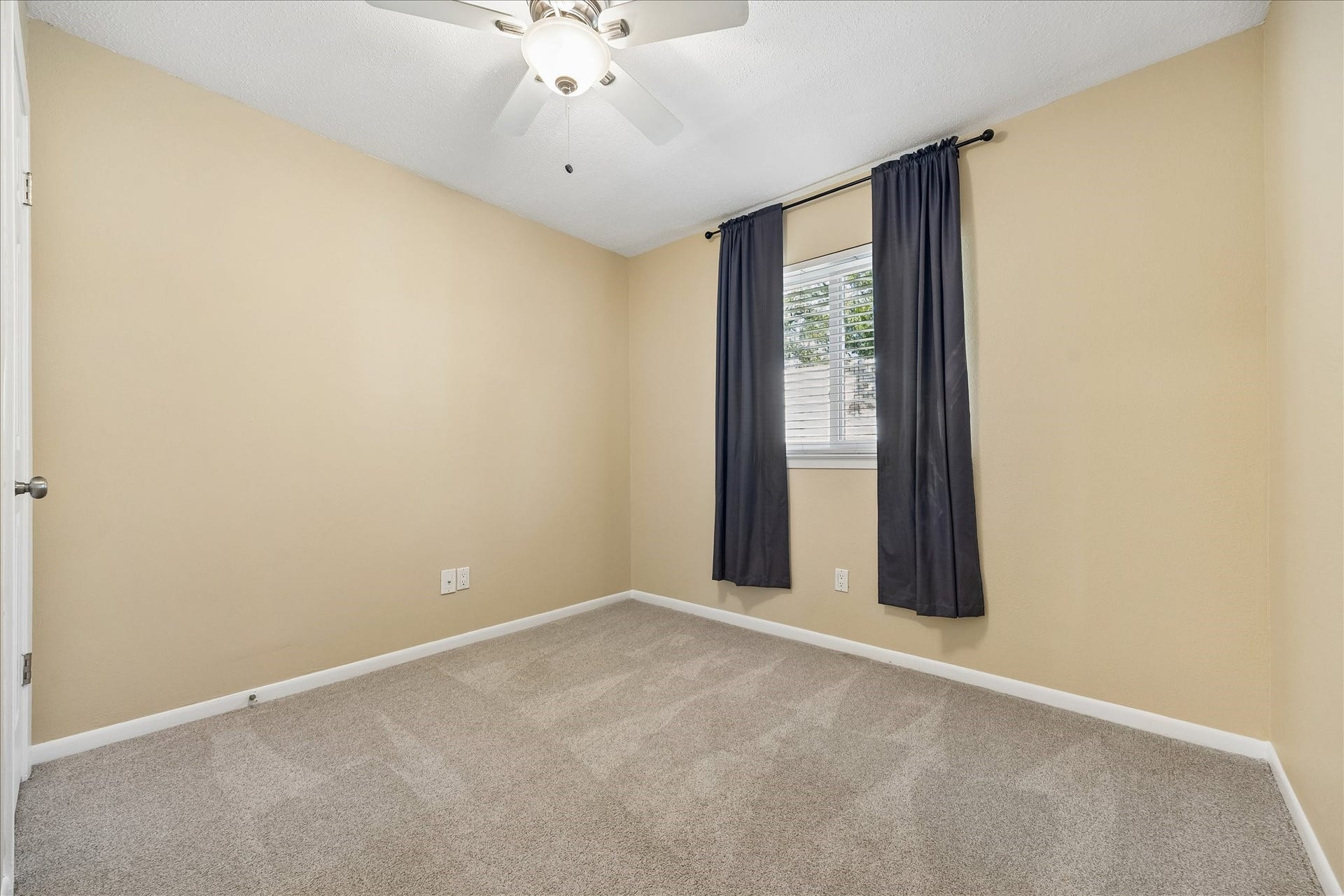 3911 Kitchen Hill Lane, Sugar Land, TX 77479 Create your own cozy retreat in this comfortable bedroom featuring soft carpeting, neutral colors, and a ceiling fan.