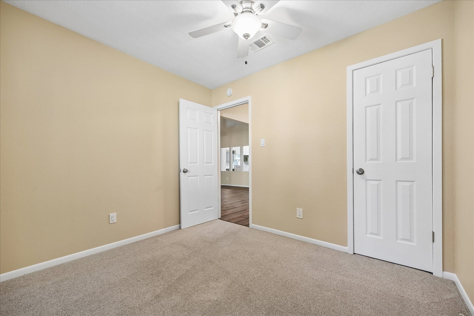 3911 Kitchen Hill Lane, Sugar Land, TX 77479 A versatile bedroom with a convenient closet and neutral finishes offers a blank canvas for your personal style.