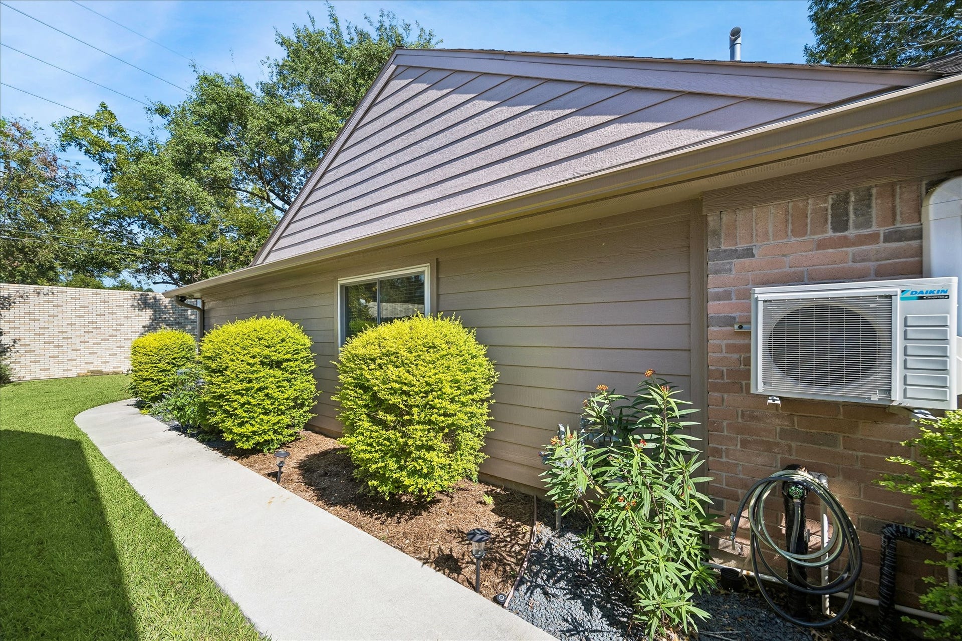 3911 Kitchen Hill Lane, Sugar Land, TX 77479 Neatly maintained landscaping and a convenient side walkway add to the home's inviting outdoor appeal