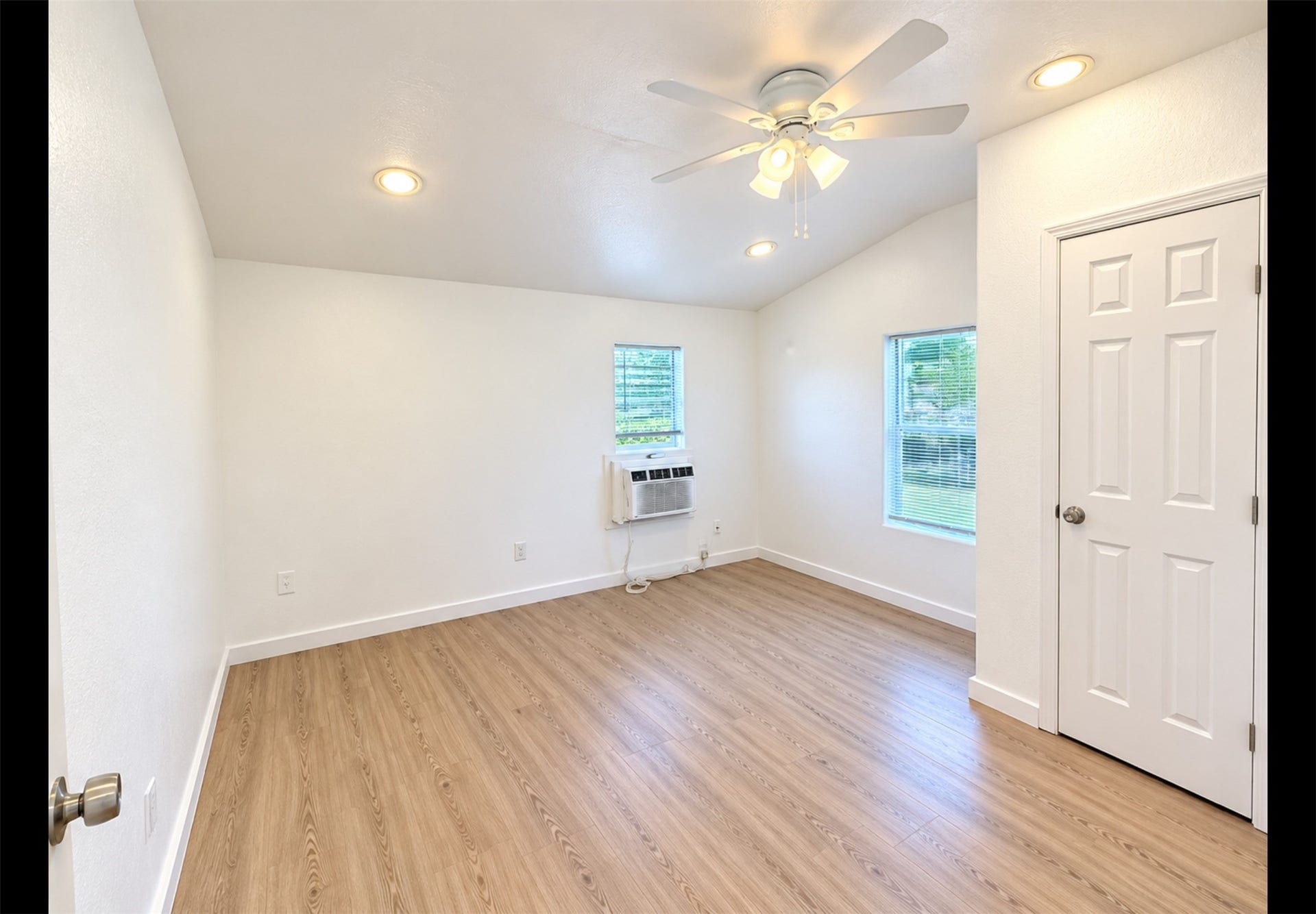 712 E 32nd B Street E, Houston, TX 77022