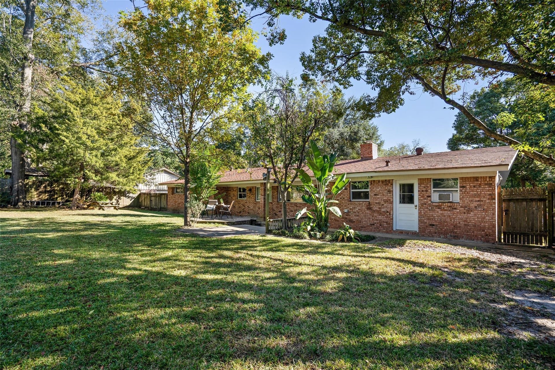 Imagine afternoons filled with fun in this expansive backyard!