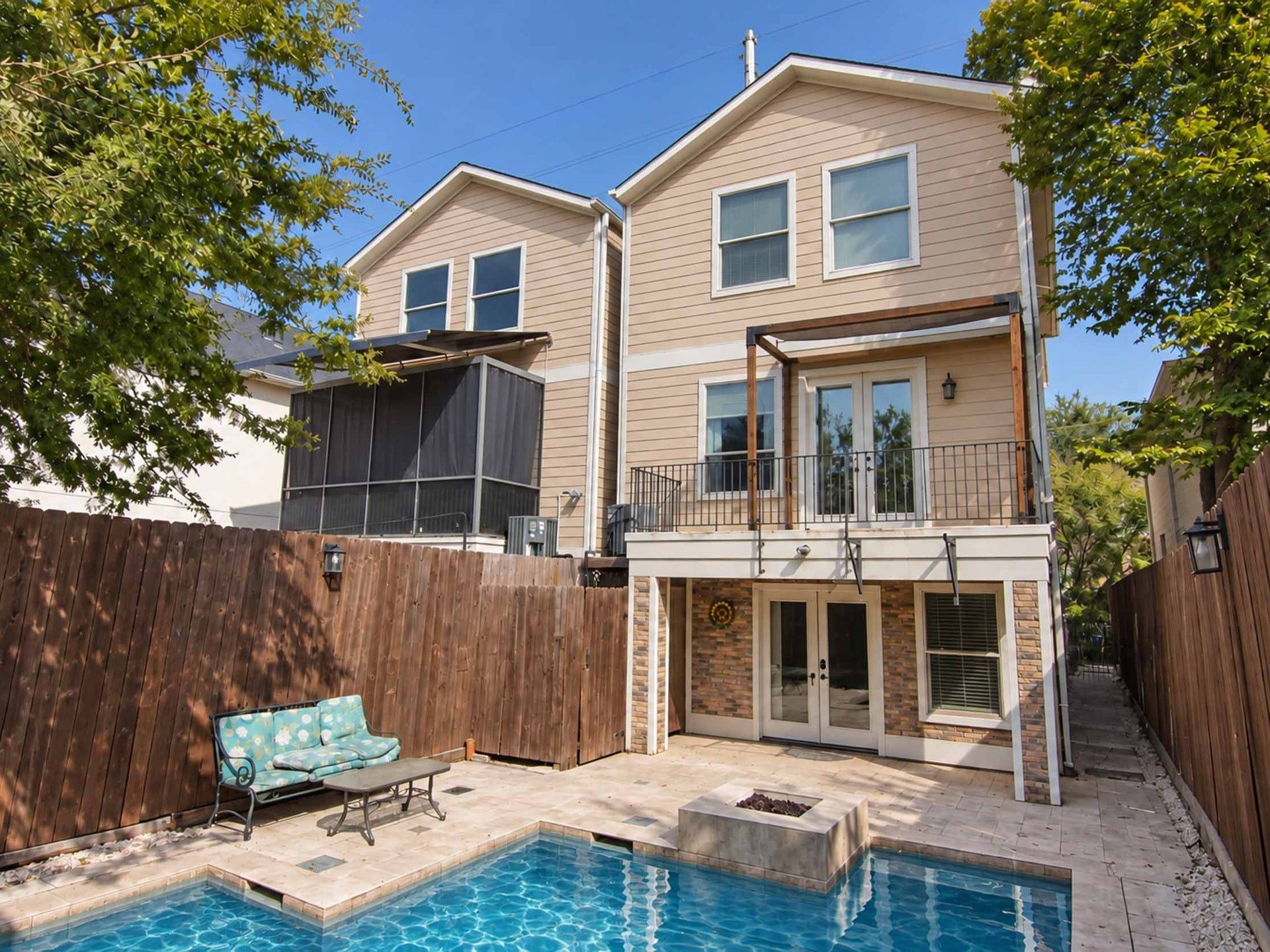 1716 Dunlavy Street, Houston, TX 77006 Sit under your patio or your balcony.