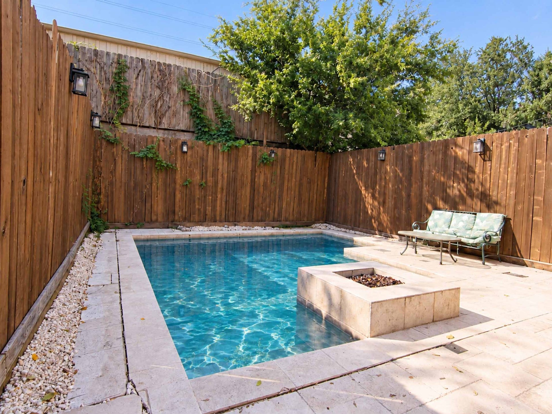 1716 Dunlavy Street, Houston, TX 77006 Warm up by the pool firepit.