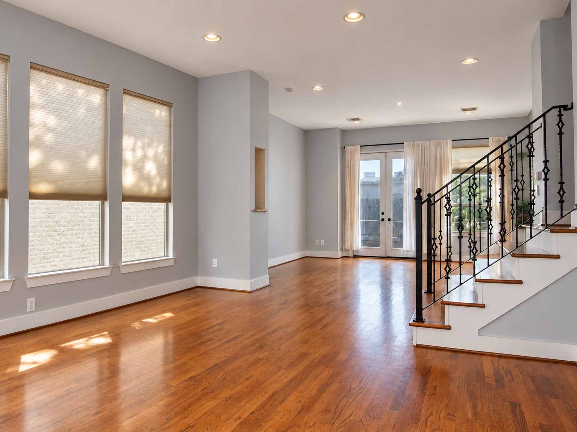 1716 Dunlavy Street, Houston, TX 77006 Spacious living area.