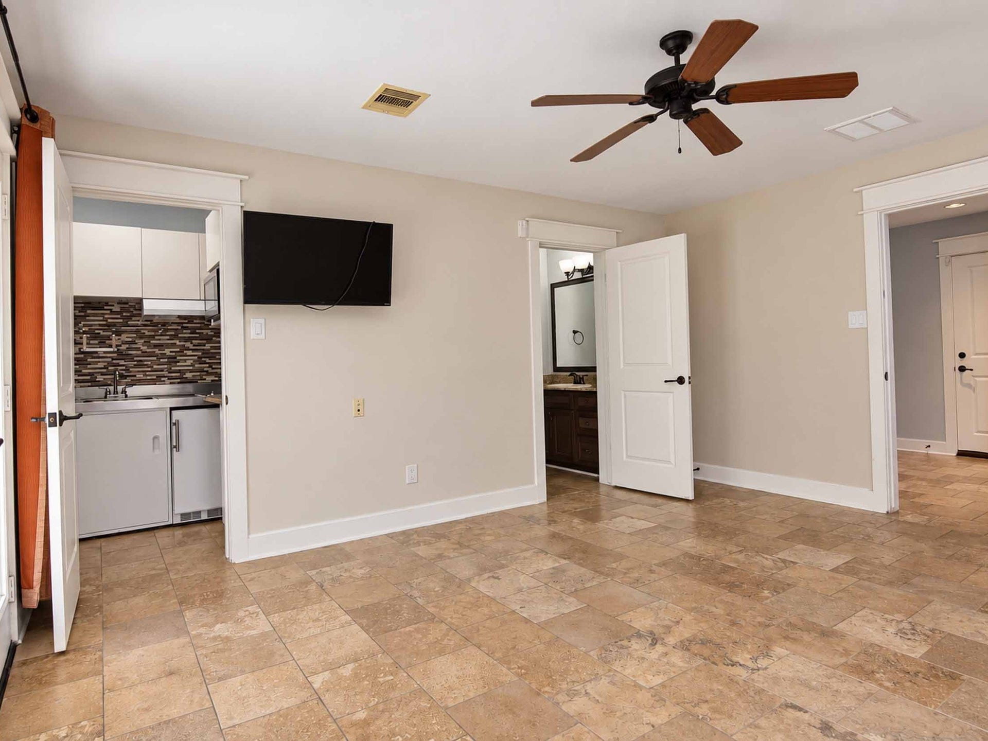 1716 Dunlavy Street, Houston, TX 77006 Kitchenette in first floor bedroom.