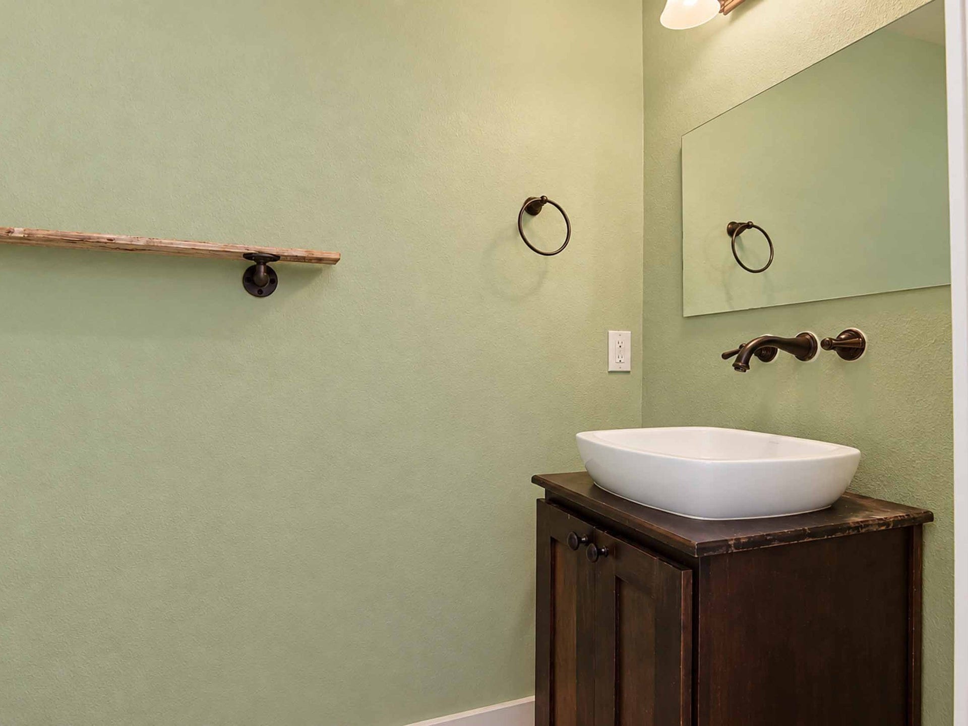 1716 Dunlavy Street, Houston, TX 77006 Half bathroom on second floor.
