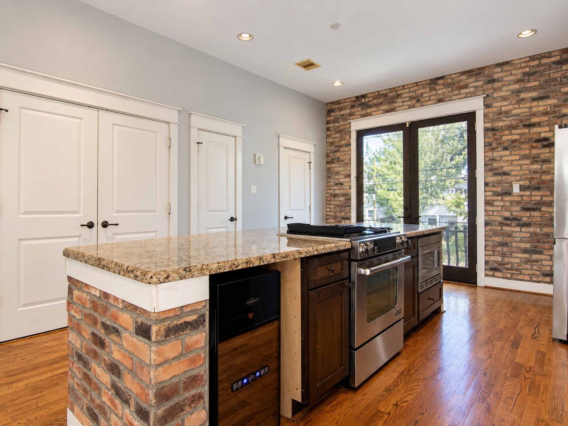 1716 Dunlavy Street, Houston, TX 77006 Upgraded appliances.