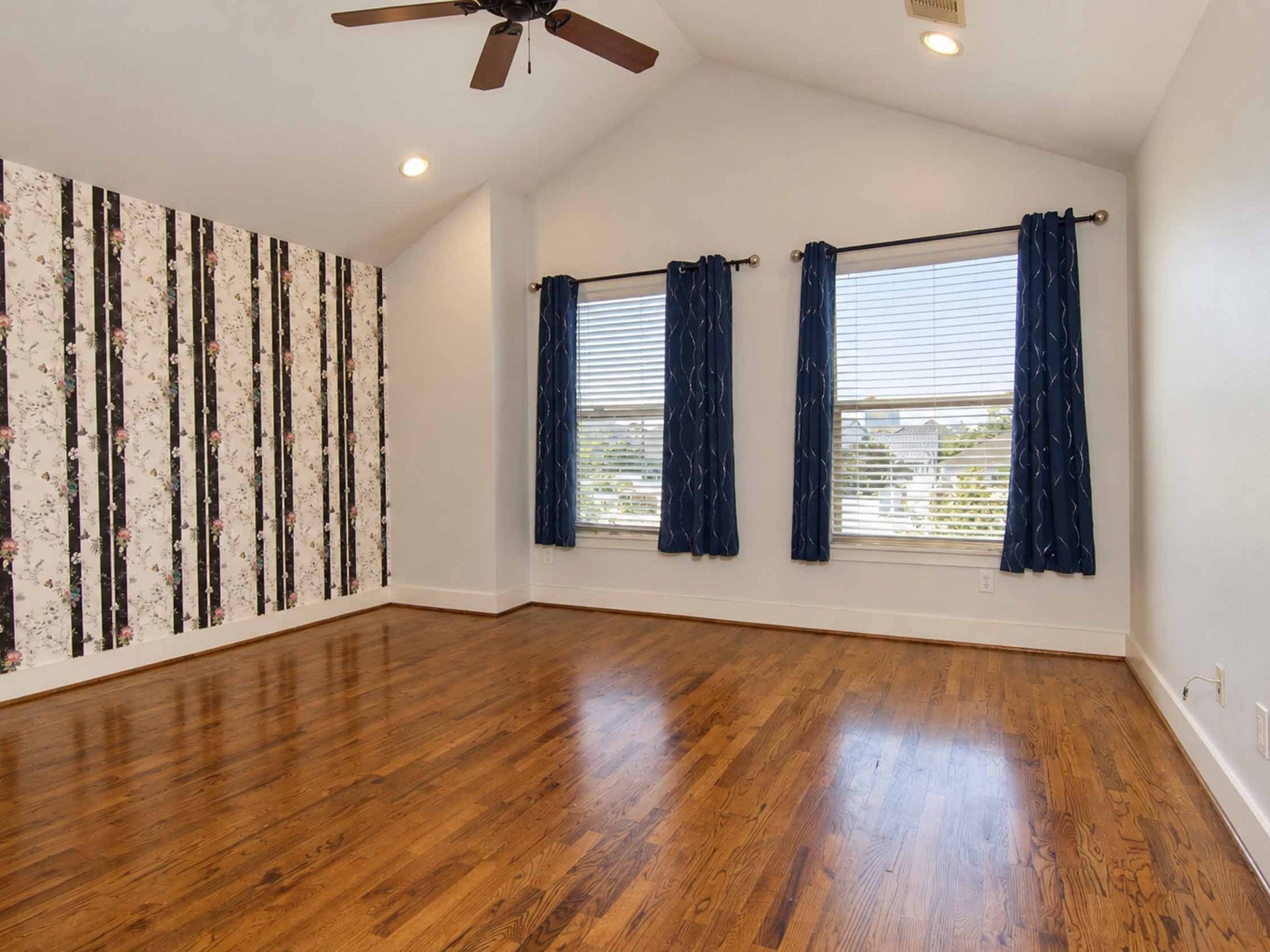1716 Dunlavy Street, Houston, TX 77006 Master Bedroom.