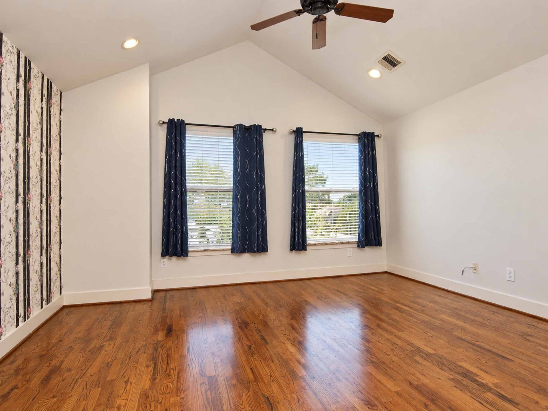 1716 Dunlavy Street, Houston, TX 77006 High ceilings.