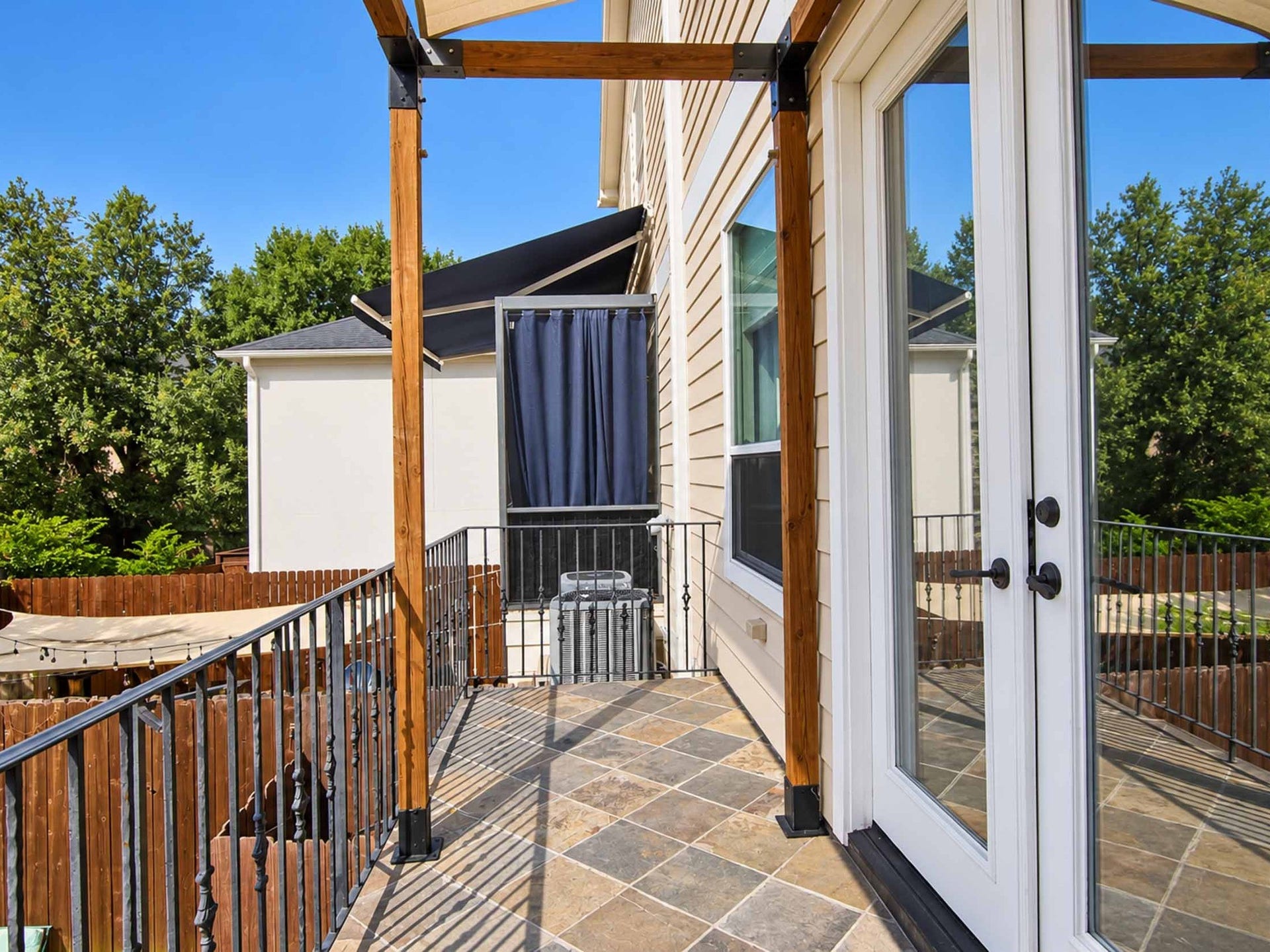 1716 Dunlavy Street, Houston, TX 77006 Balcony overlooking pool.
