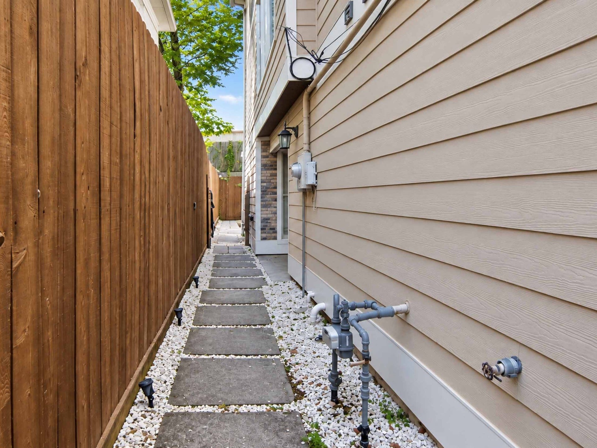 1716 Dunlavy Street, Houston, TX 77006 Paved walk way.