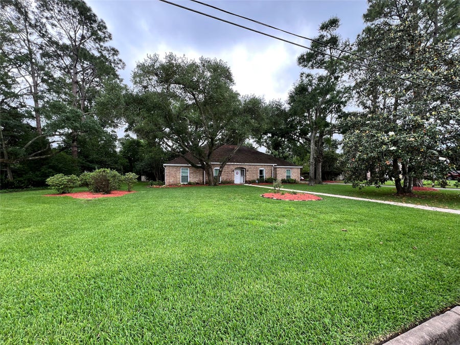 Property photo for 205 Hillcrest Drive, Alvin, TX