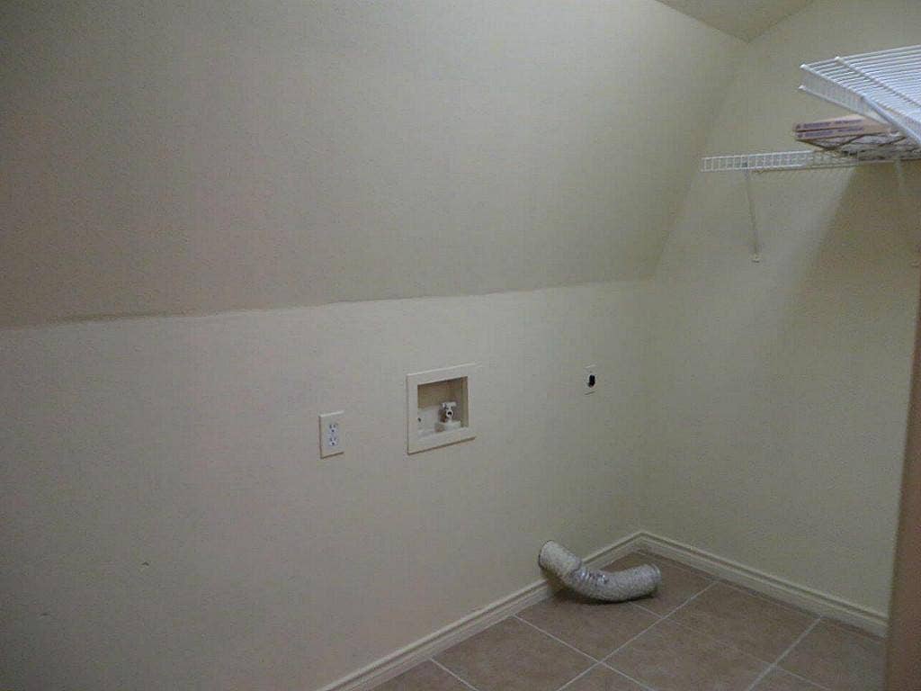 2492 Southline Road, Conroe, TX 77384 Laundry room