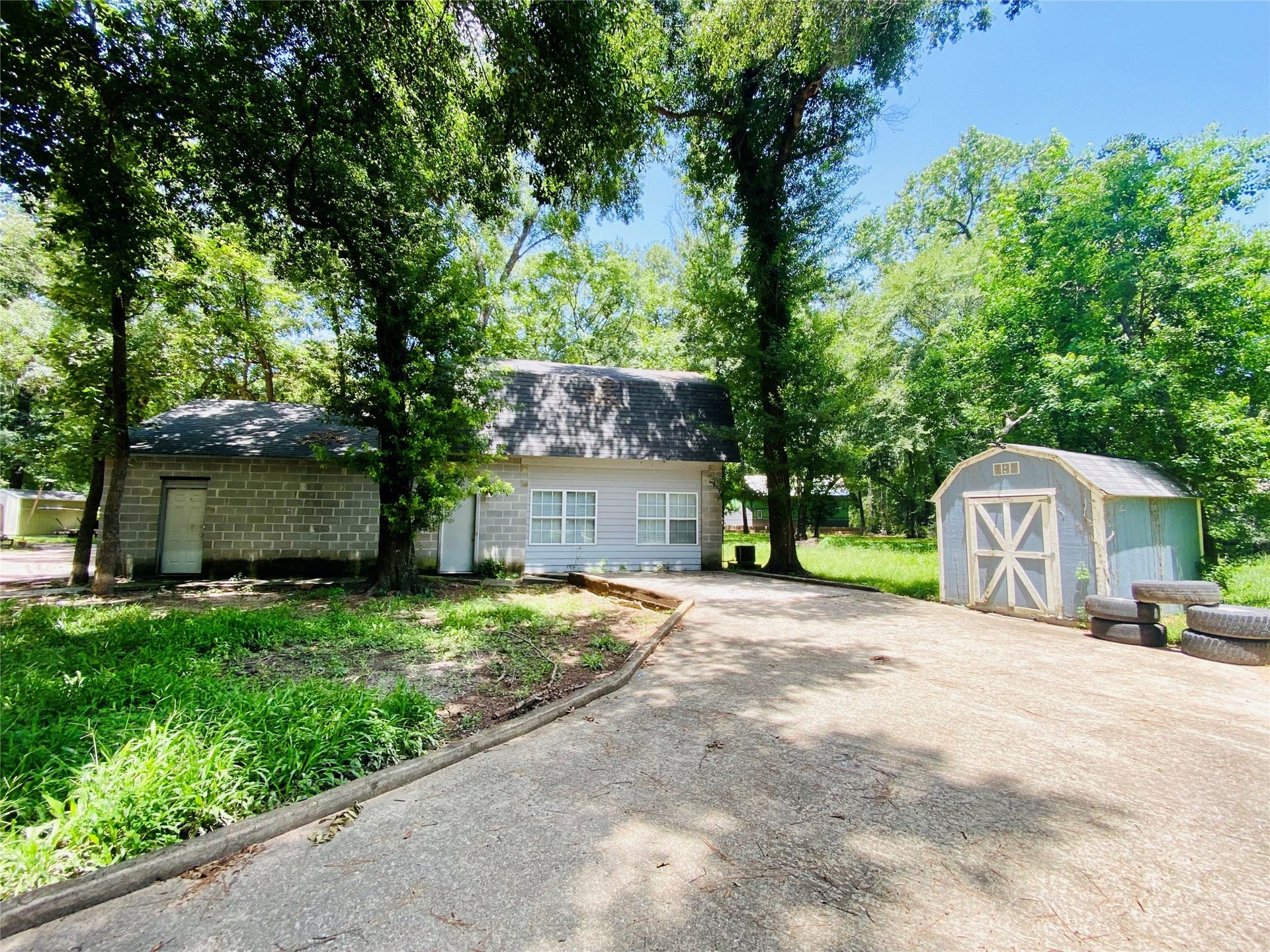 2492 Southline Road, Conroe, TX 77384 Attached to but not accessible from garage
