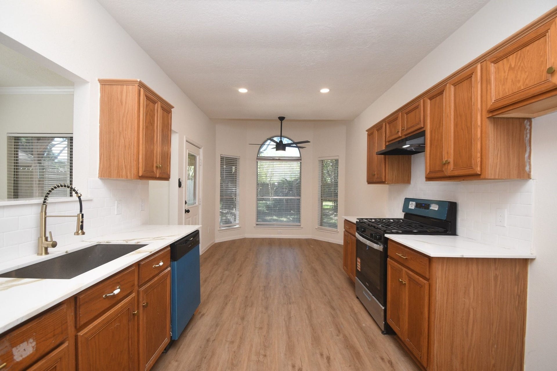 1902 Park Maple Drive, Katy, TX 77450 beautiful quartz counters