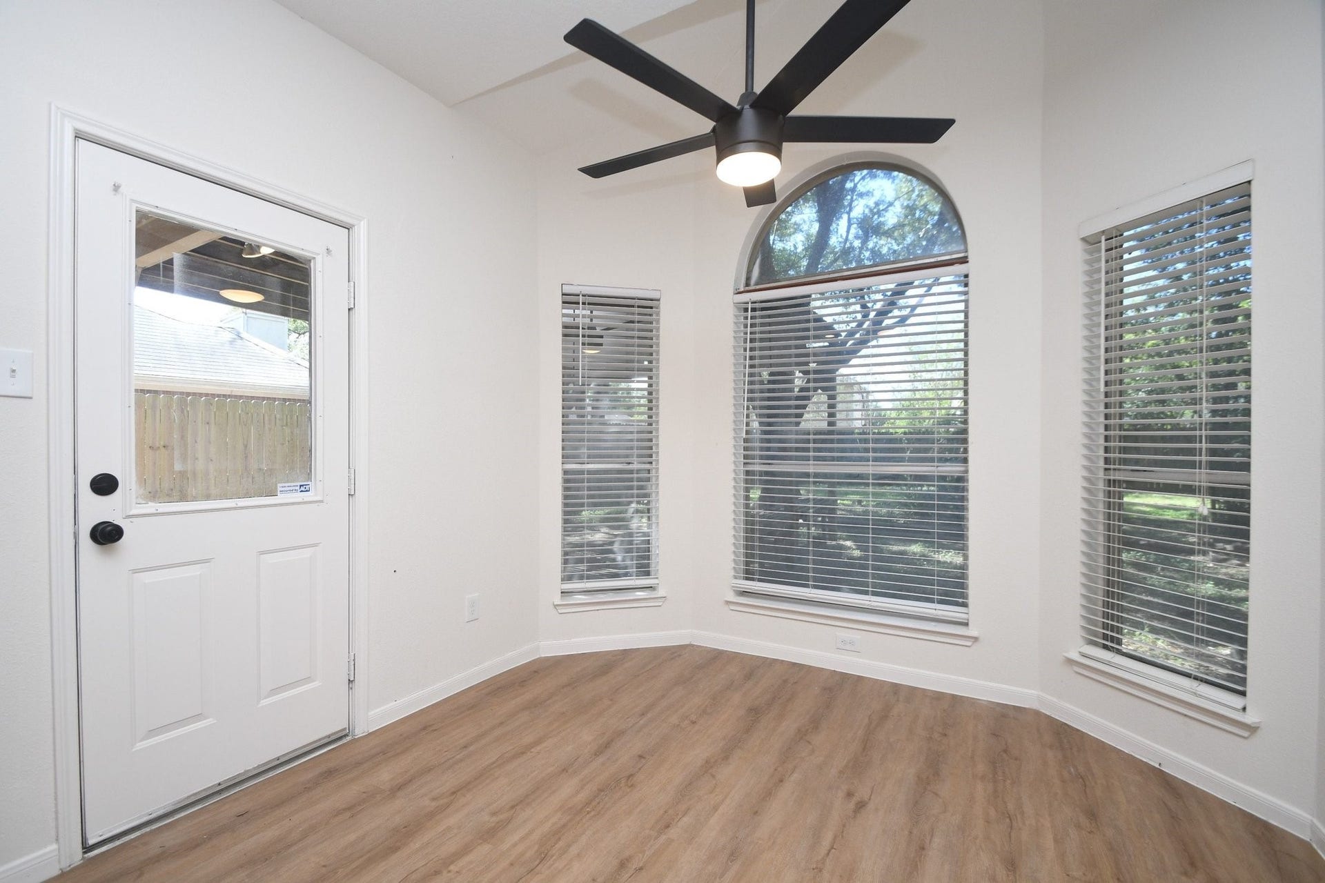 1902 Park Maple Drive, Katy, TX 77450 breakfast nook to enjoy your morning coffee