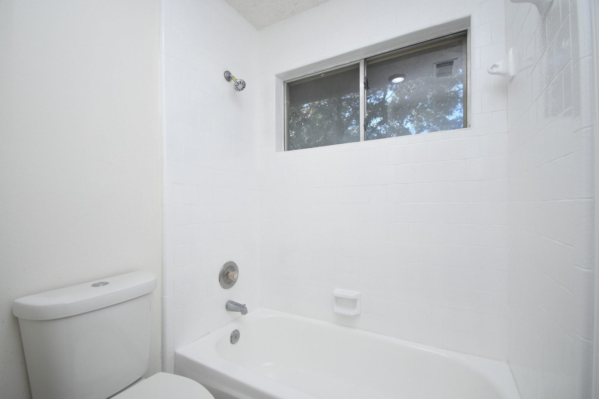 1902 Park Maple Drive, Katy, TX 77450 upstairs shared bathroom