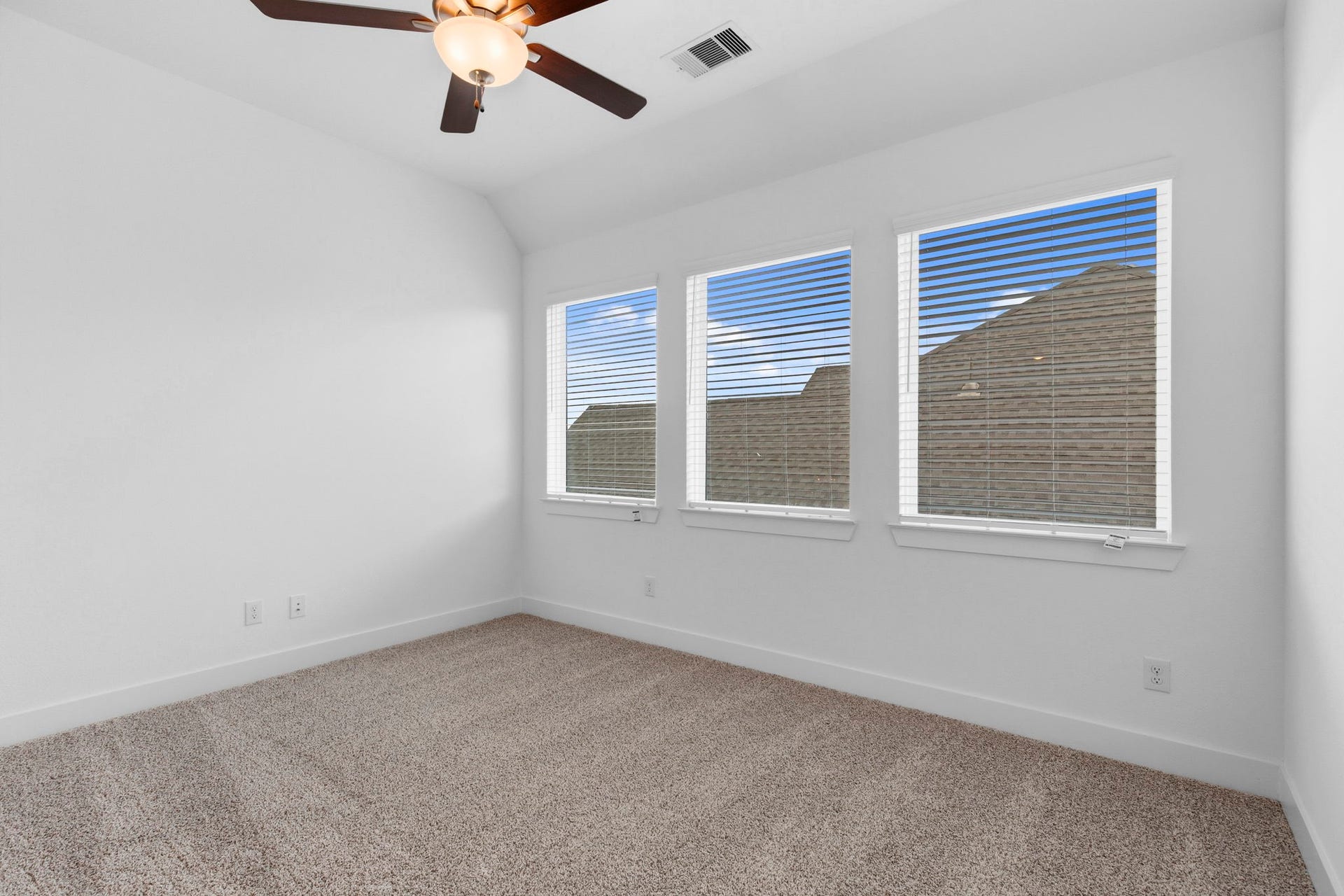 3311 Wickfield Pass, League City, TX 77573 Photos are REPRESENTATIVE of the home /floor plan and are NOT of the actual home. Selections, features, and room options vary.