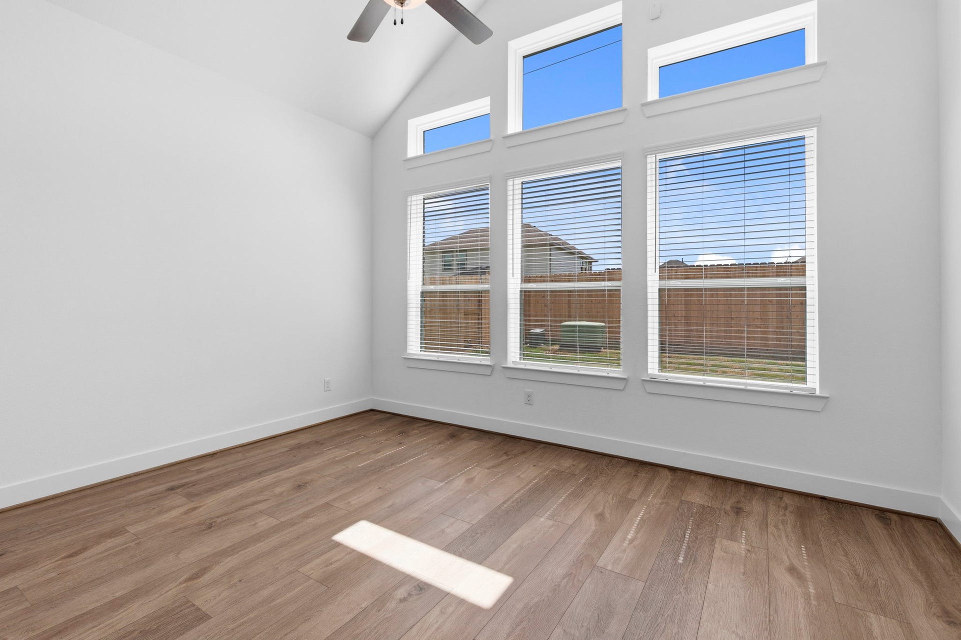3311 Wickfield Pass, League City, TX 77573 Photos are REPRESENTATIVE of the home /floor plan and are NOT of the actual home. Selections, features, and room options vary.