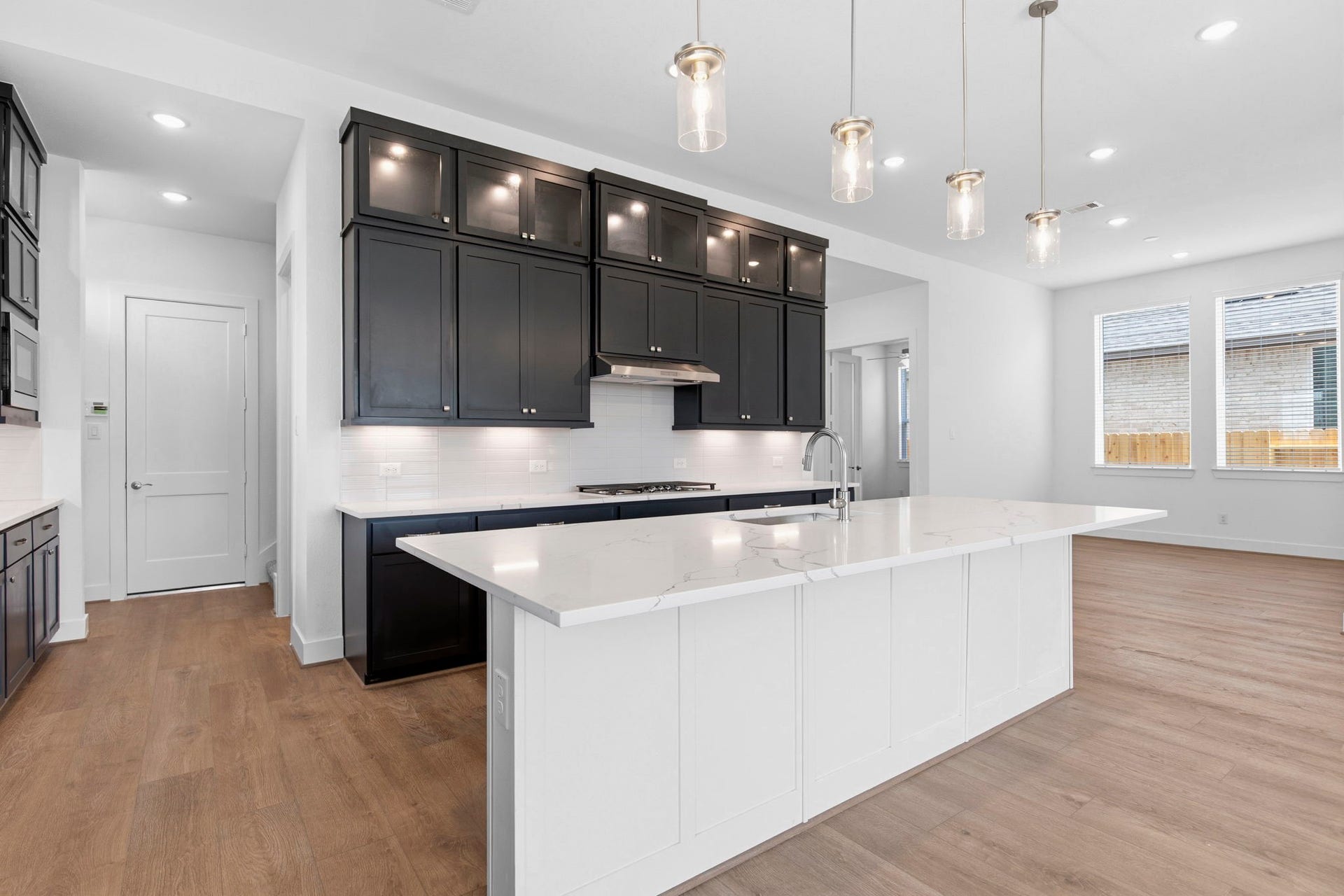 3311 Wickfield Pass, League City, TX 77573 Photos are REPRESENTATIVE of the home /floor plan and are NOT of the actual home. Selections, features, and room options vary.