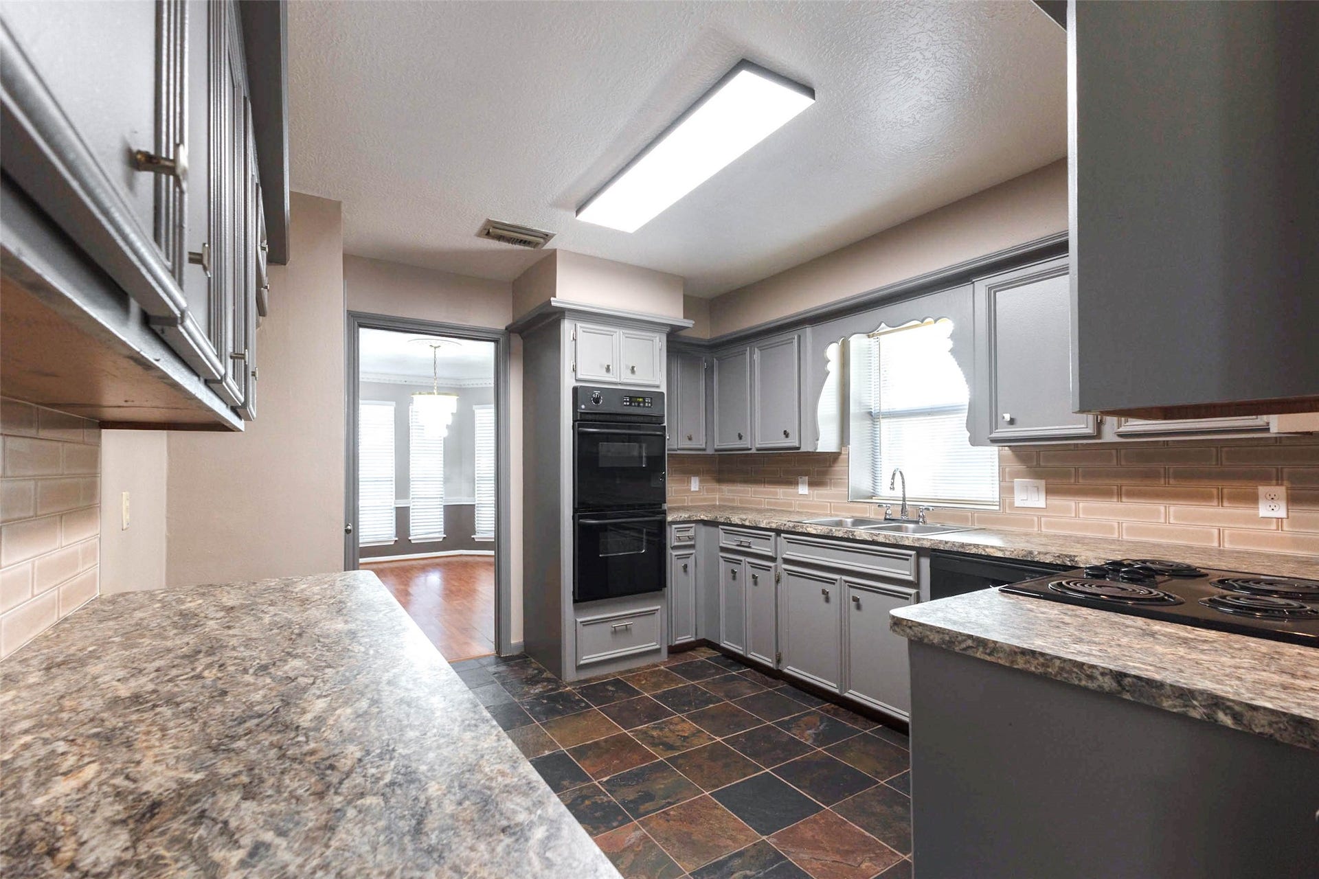 Lovely Kitchen w/Double Oven