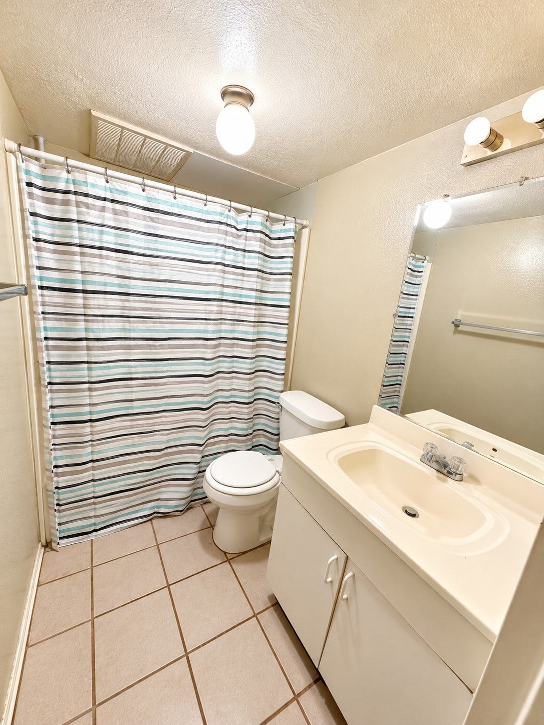 4714 Oleander Street, #D, Bacliff, TX 77518 Bathroom