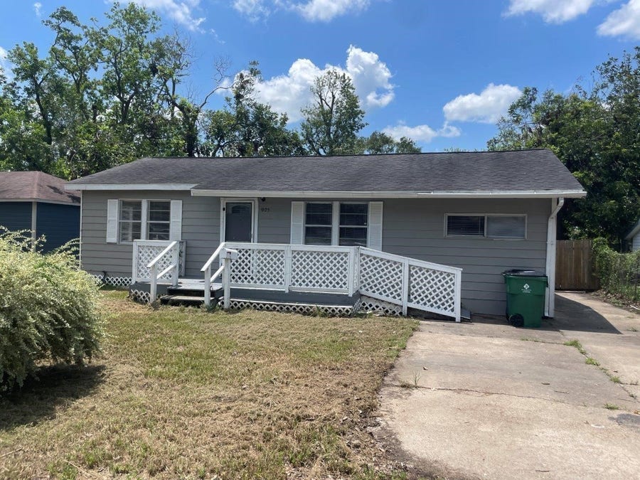 Property photo for 905 N Arcola Street, Angleton, TX