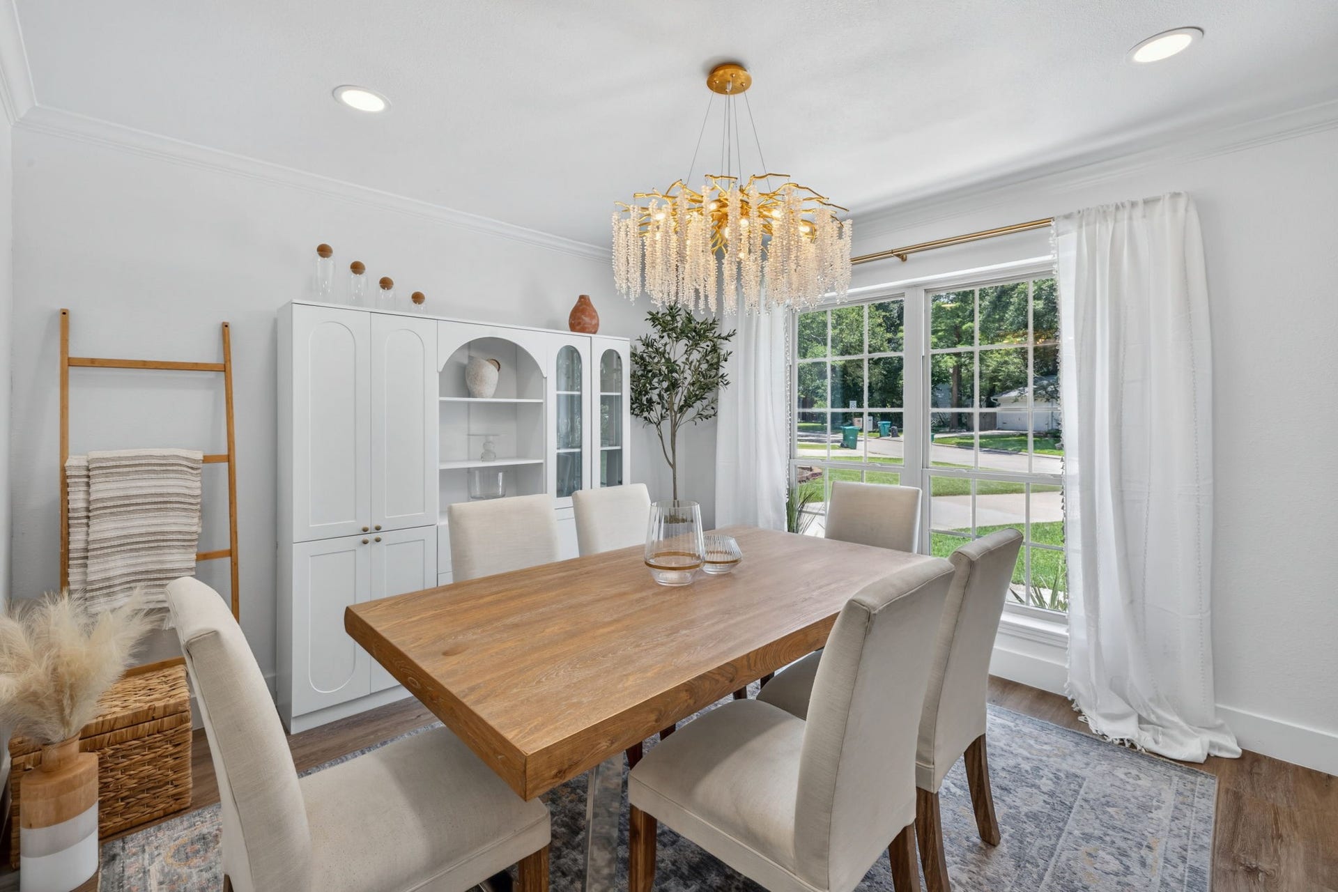 129 N Rainbow Ridge Circle, The Woodlands, TX 77381 Designed for long dinners, celebrations, and everything in between