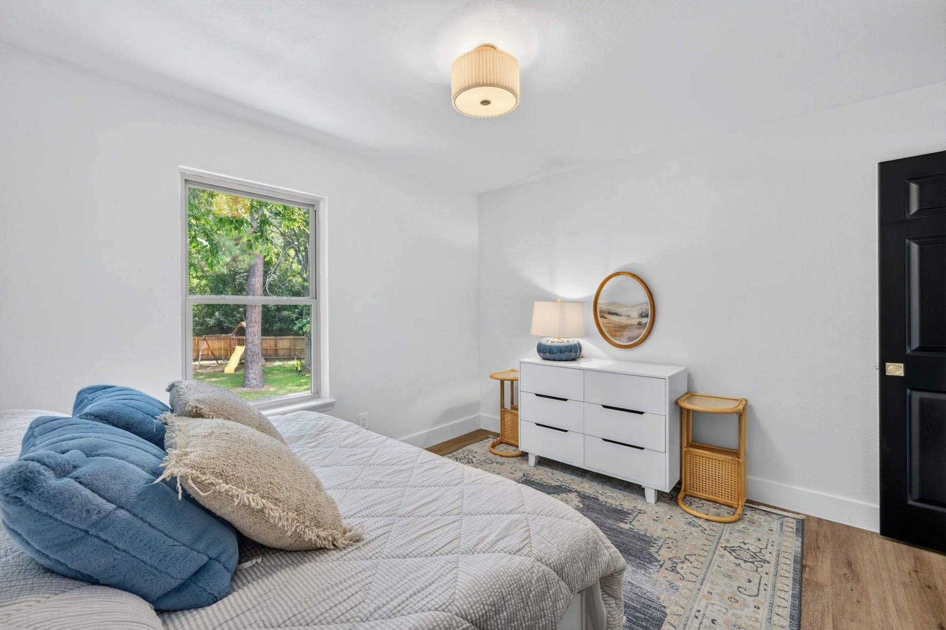 129 N Rainbow Ridge Circle, The Woodlands, TX 77381 Secondary spaces filled with soft natural light and flexibility for everyday living