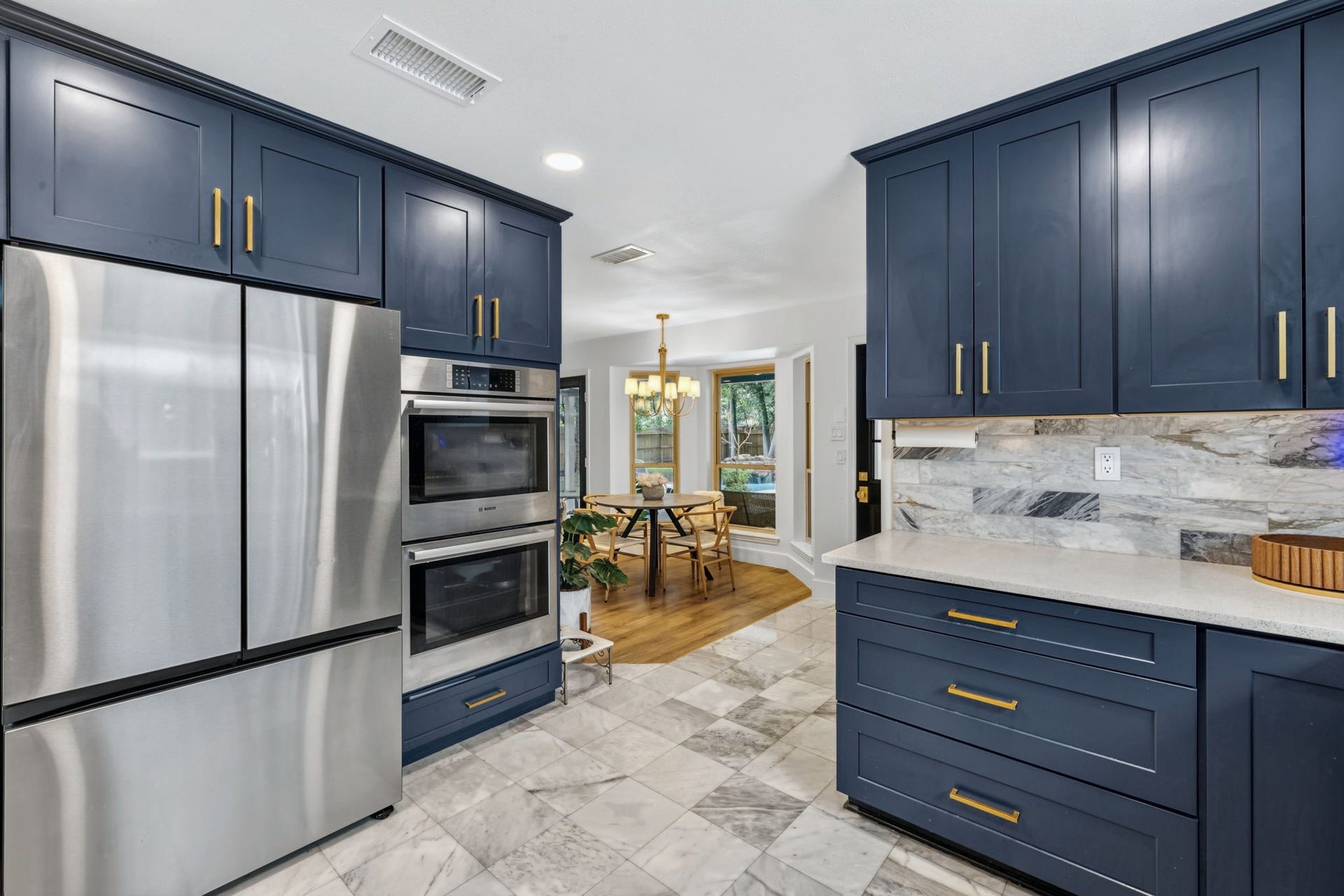 129 N Rainbow Ridge Circle, The Woodlands, TX 77381 Double ovens, modern finishes, and a layout built for real life and entertaining alike