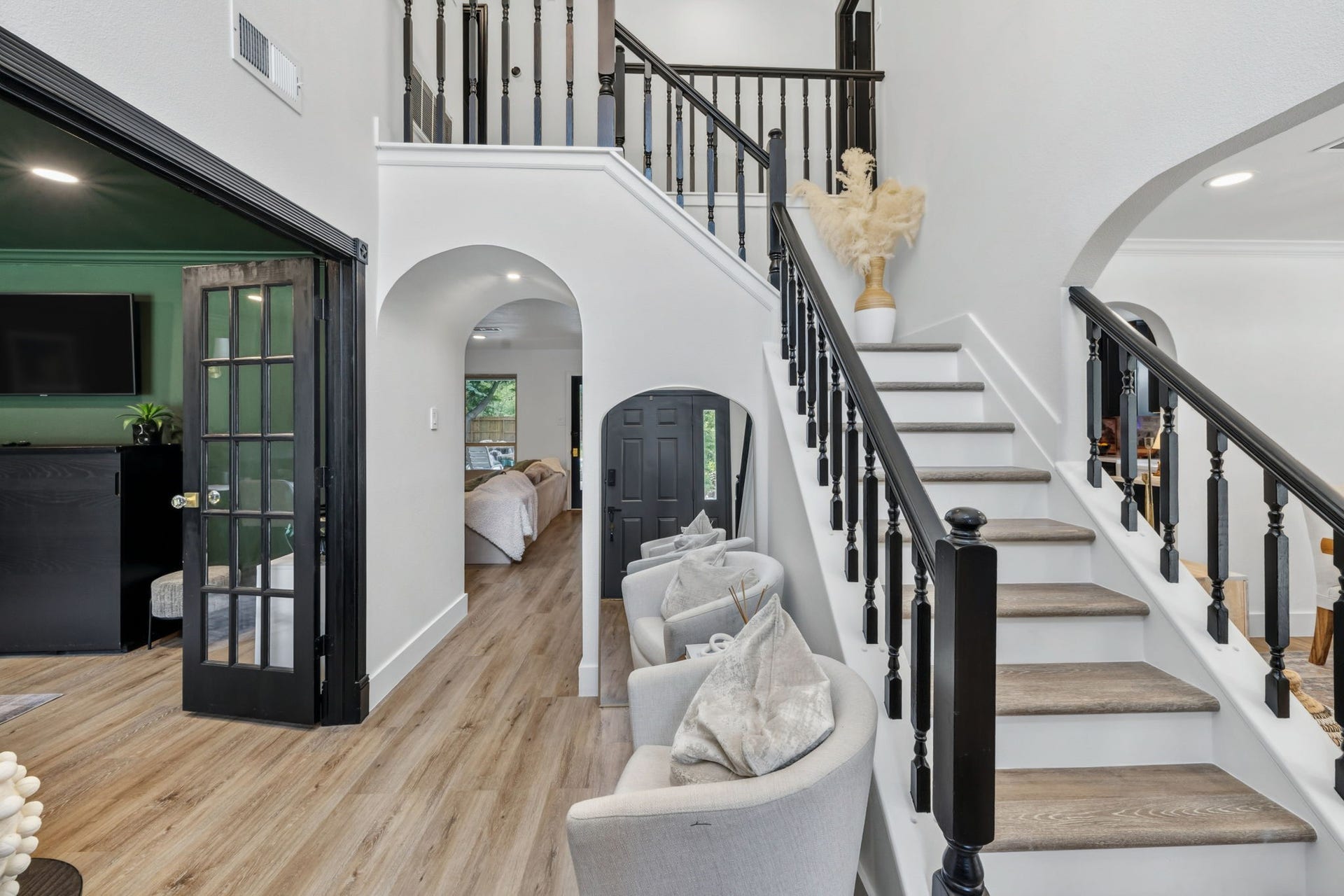 129 N Rainbow Ridge Circle, The Woodlands, TX 77381 Sightlines that effortlessly guide you from the foyer into the heart of the home