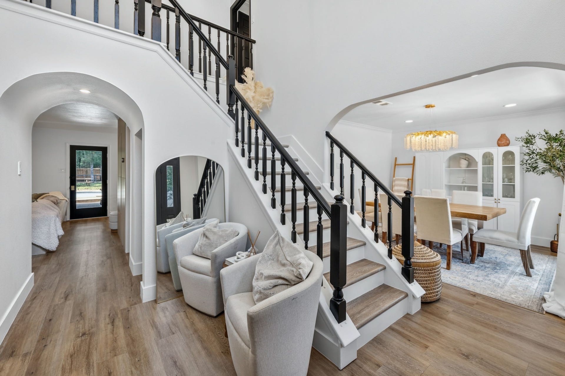 129 N Rainbow Ridge Circle, The Woodlands, TX 77381 A formal dining space tucked just off the entry for elevated everyday living