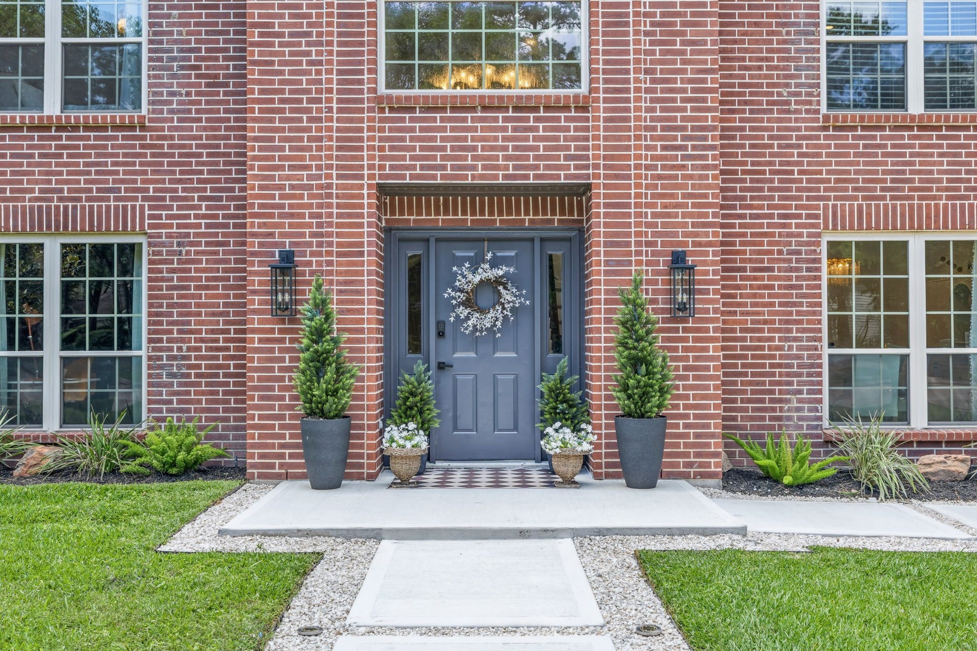 129 N Rainbow Ridge Circle, The Woodlands, TX 77381 Wide welcoming entryways that make arriving home feel intentional