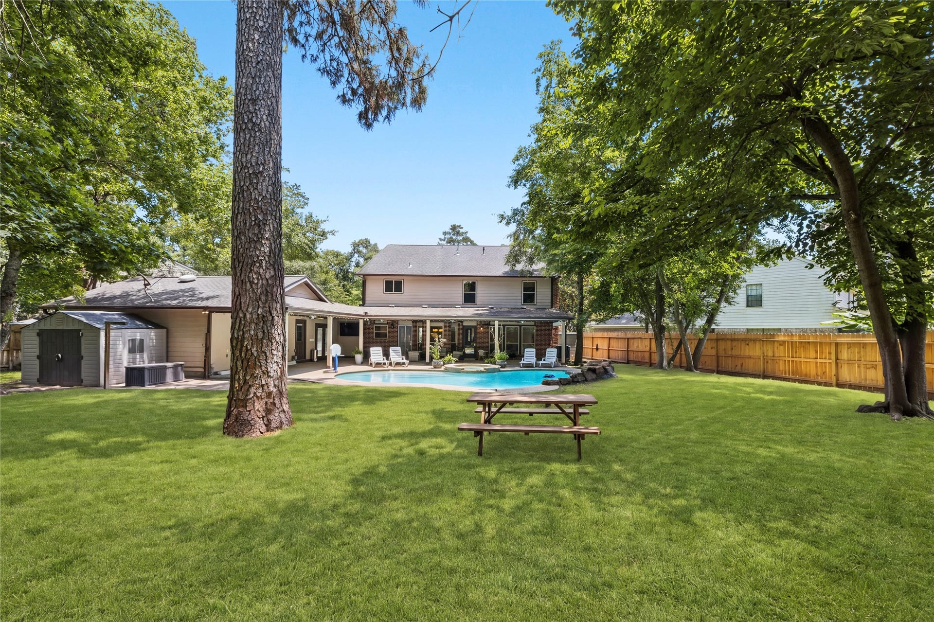 129 N Rainbow Ridge Circle, The Woodlands, TX 77381 Wide open yard space paired with resort-style amenities