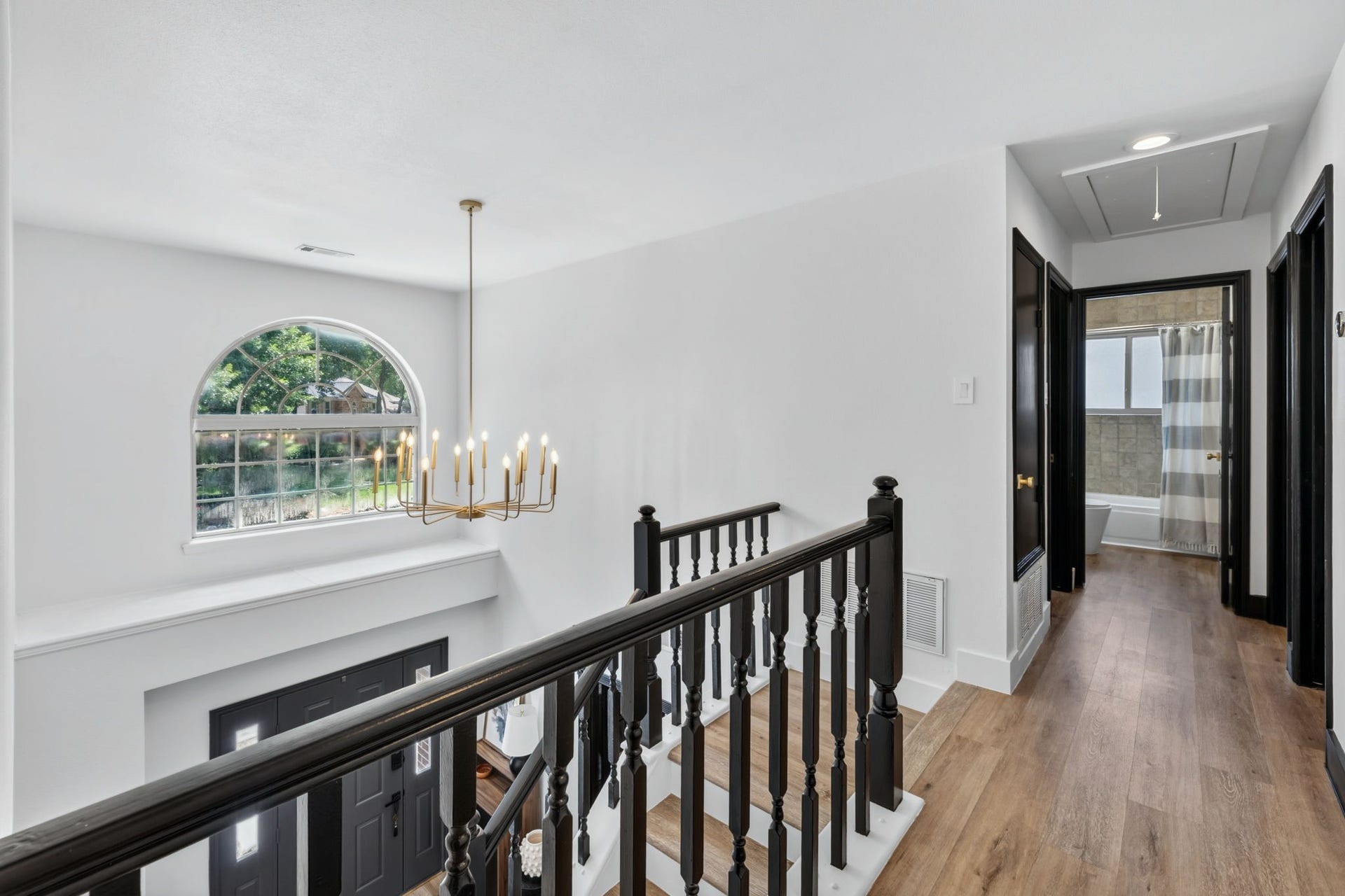 129 N Rainbow Ridge Circle, The Woodlands, TX 77381 Upstairs, natural light and dramatic lighting details continue the homes design-forward fee
