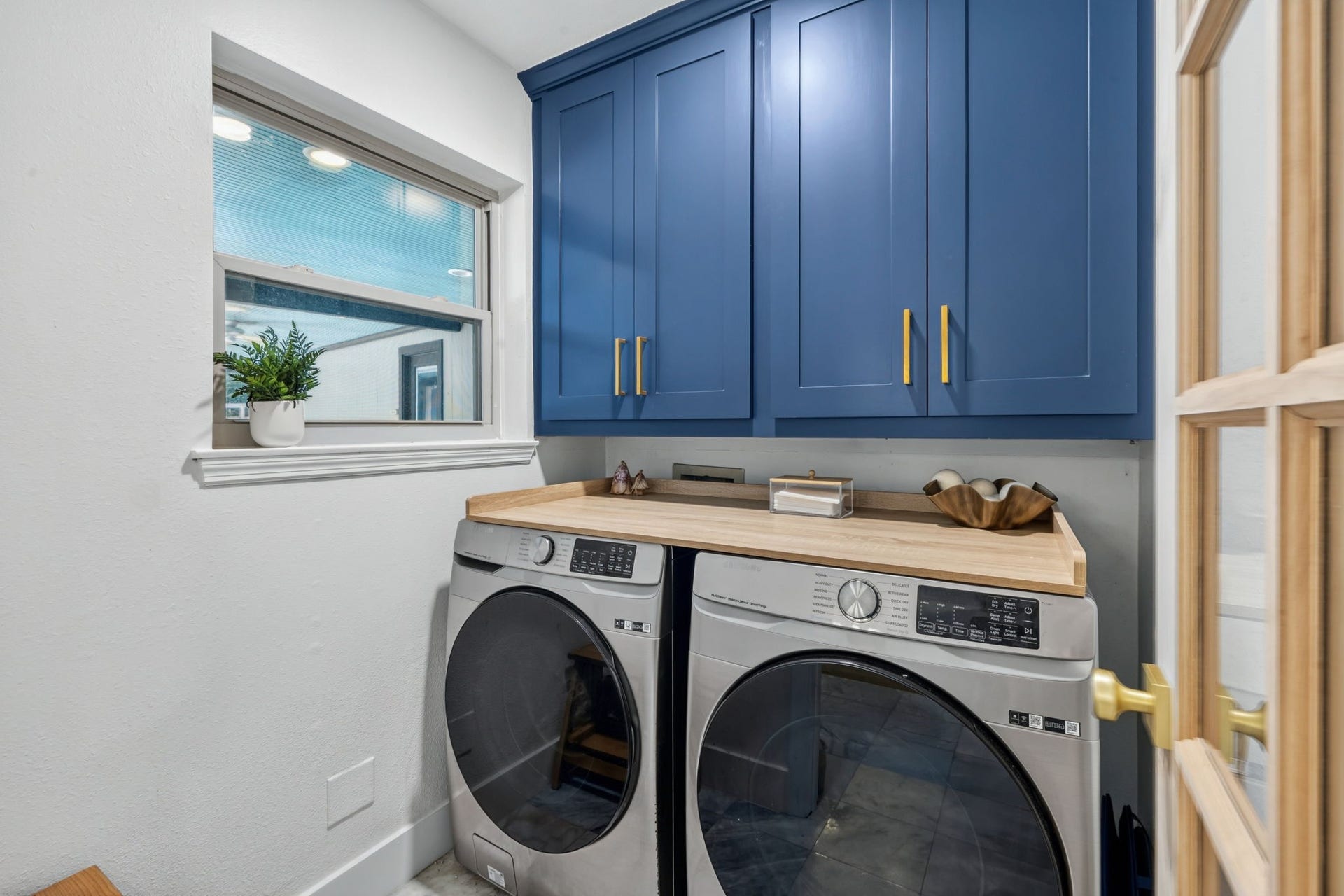 129 N Rainbow Ridge Circle, The Woodlands, TX 77381 Even the laundry room carries through the homes elevated design story