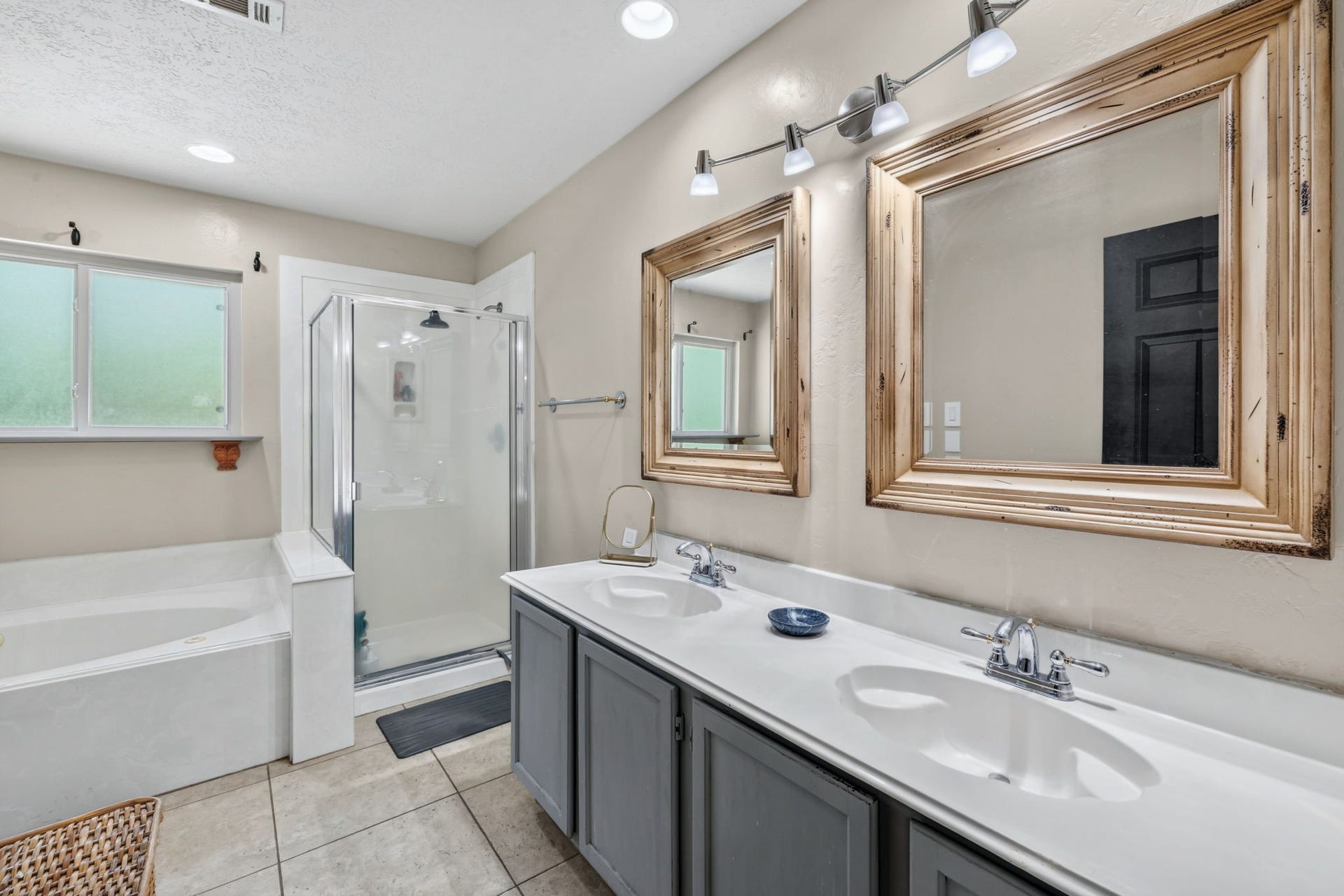 129 N Rainbow Ridge Circle, The Woodlands, TX 77381 A double vanity for everyday functionality