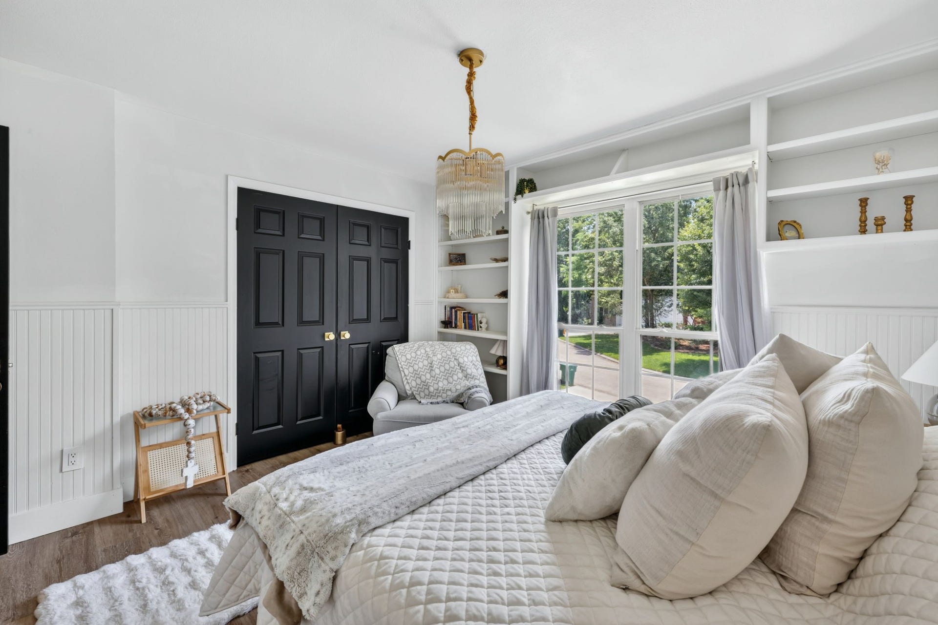 129 N Rainbow Ridge Circle, The Woodlands, TX 77381 Wall detailing adds character and warmth throughout the space