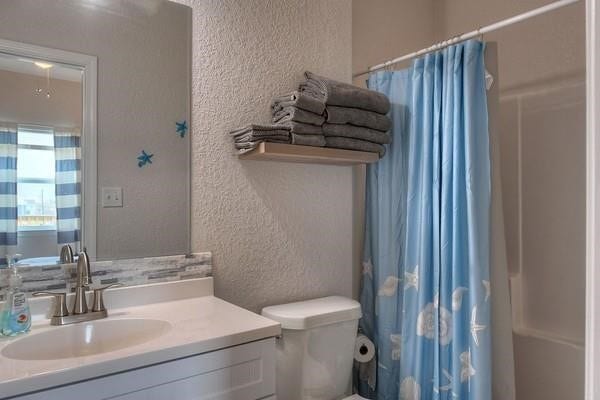 116 Howard Avenue, #F, Freeport, TX 77541 Primary bathroom
