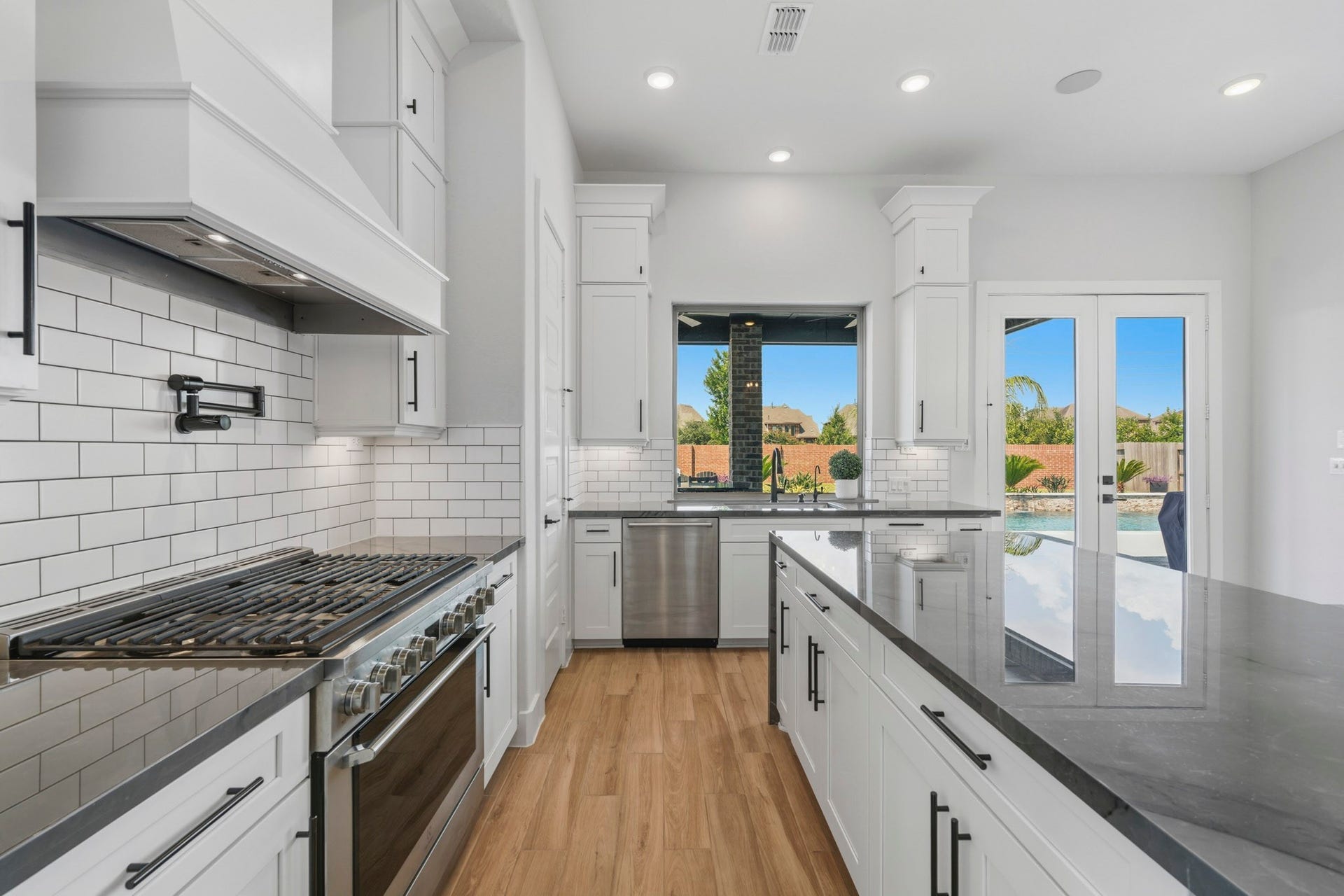 9907 Regal Bend Drive, Missouri City, TX 77459 Electrolux 36" gas range & pot filler