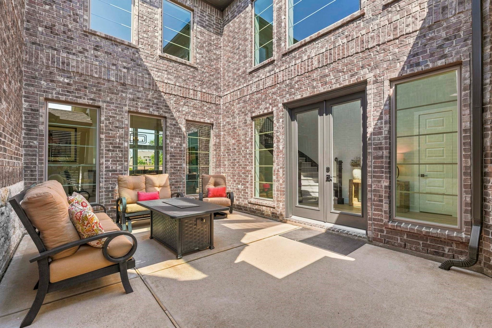 9907 Regal Bend Drive, Missouri City, TX 77459 This Courtyard brings another space to gather & is a great view from the home office and dining room