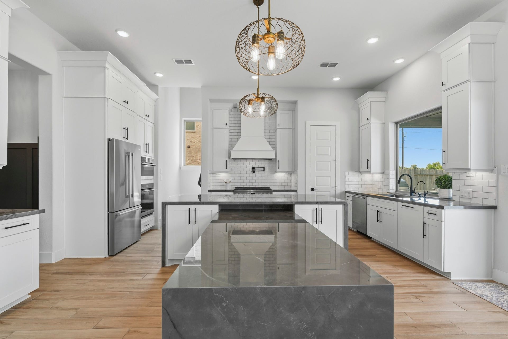 9907 Regal Bend Drive, Missouri City, TX 77459 Custom kitchen, upgraded shaker cabinets with toppers, porcelain waterfall island with table extension