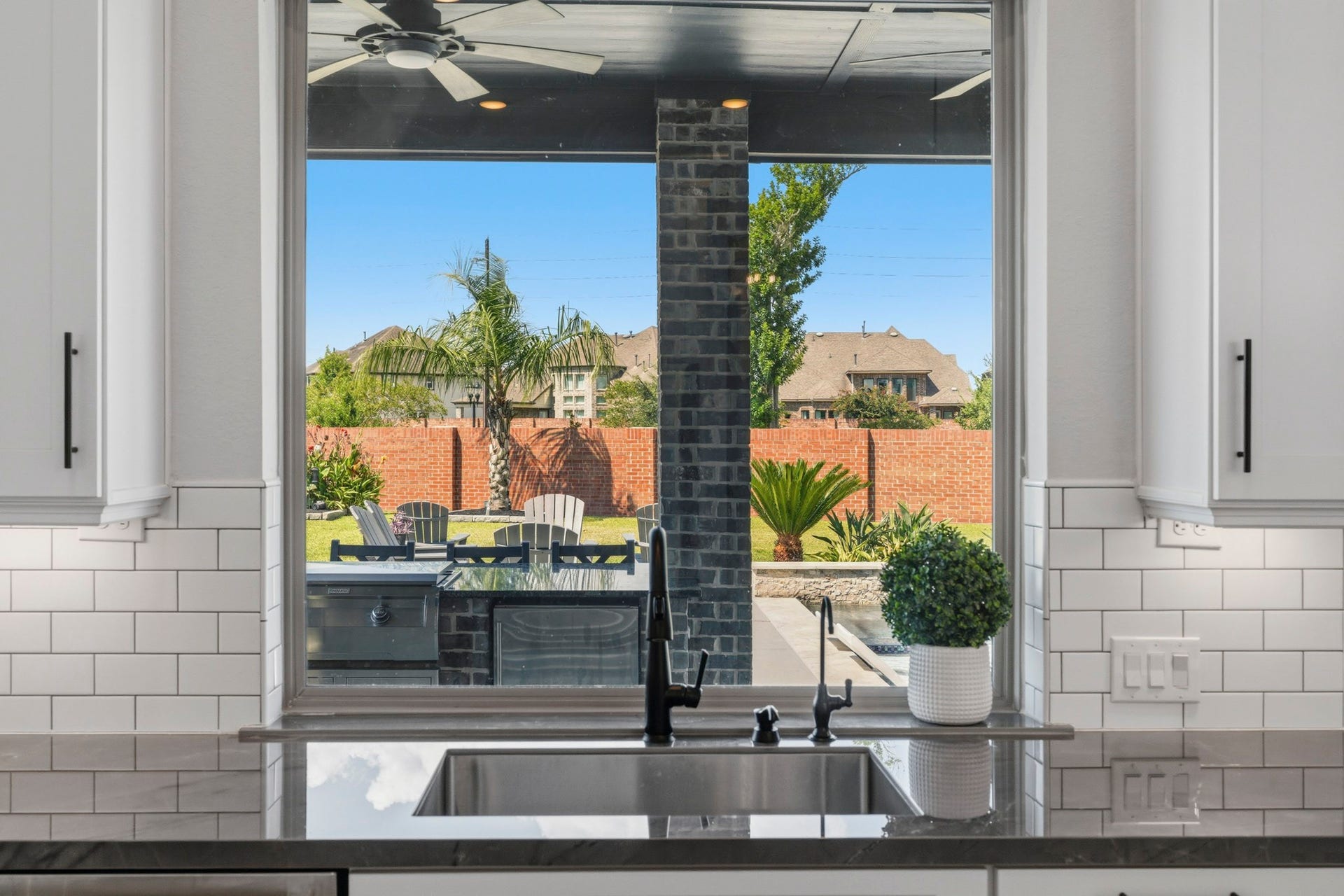 9907 Regal Bend Drive, Missouri City, TX 77459 30" stainless steel undermount sink with Delta Essa Touch 20 matte black faucet