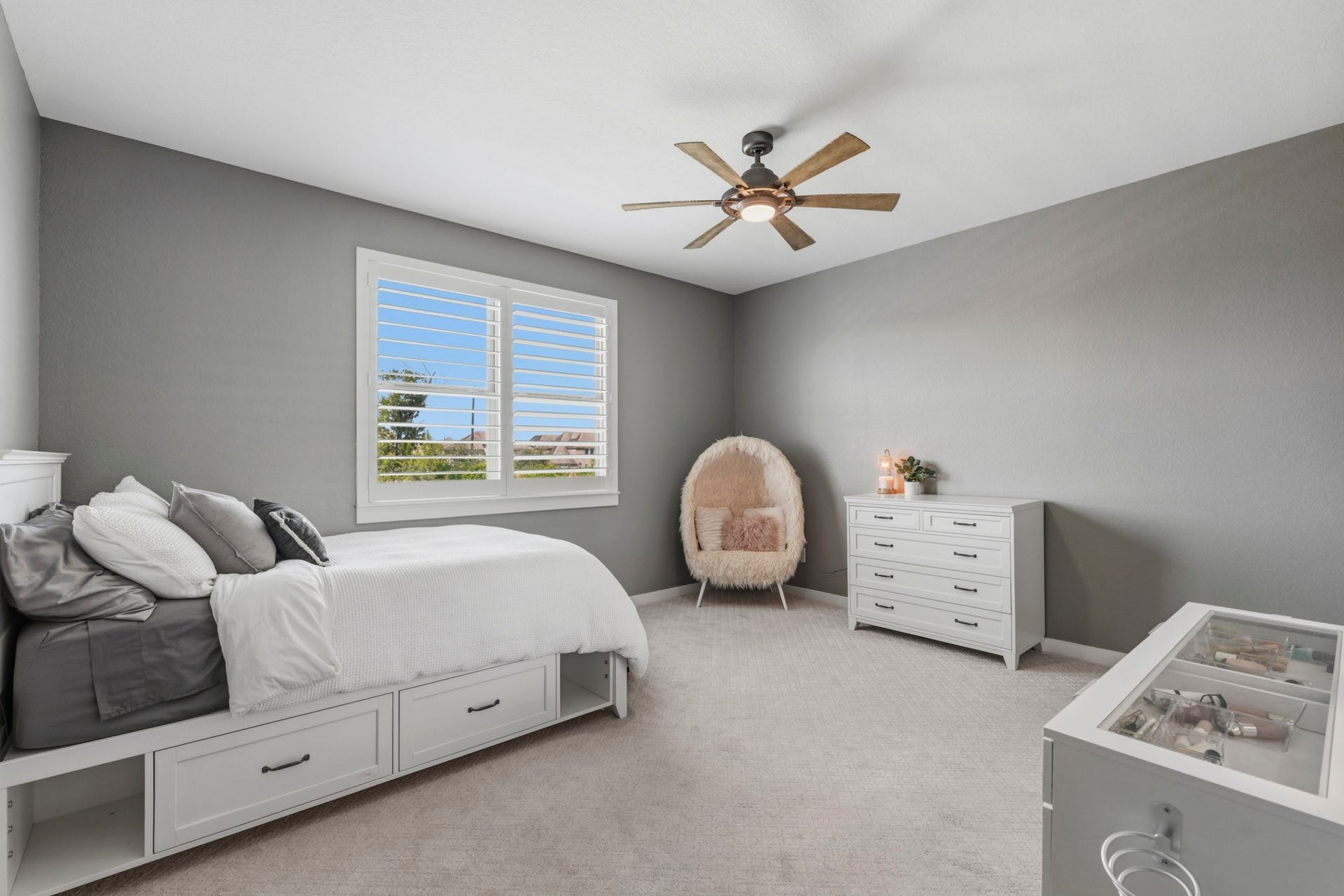 9907 Regal Bend Drive, Missouri City, TX 77459 Secondary Bedroom with ceiling fan, upgraded carpet & plantation shutters.
