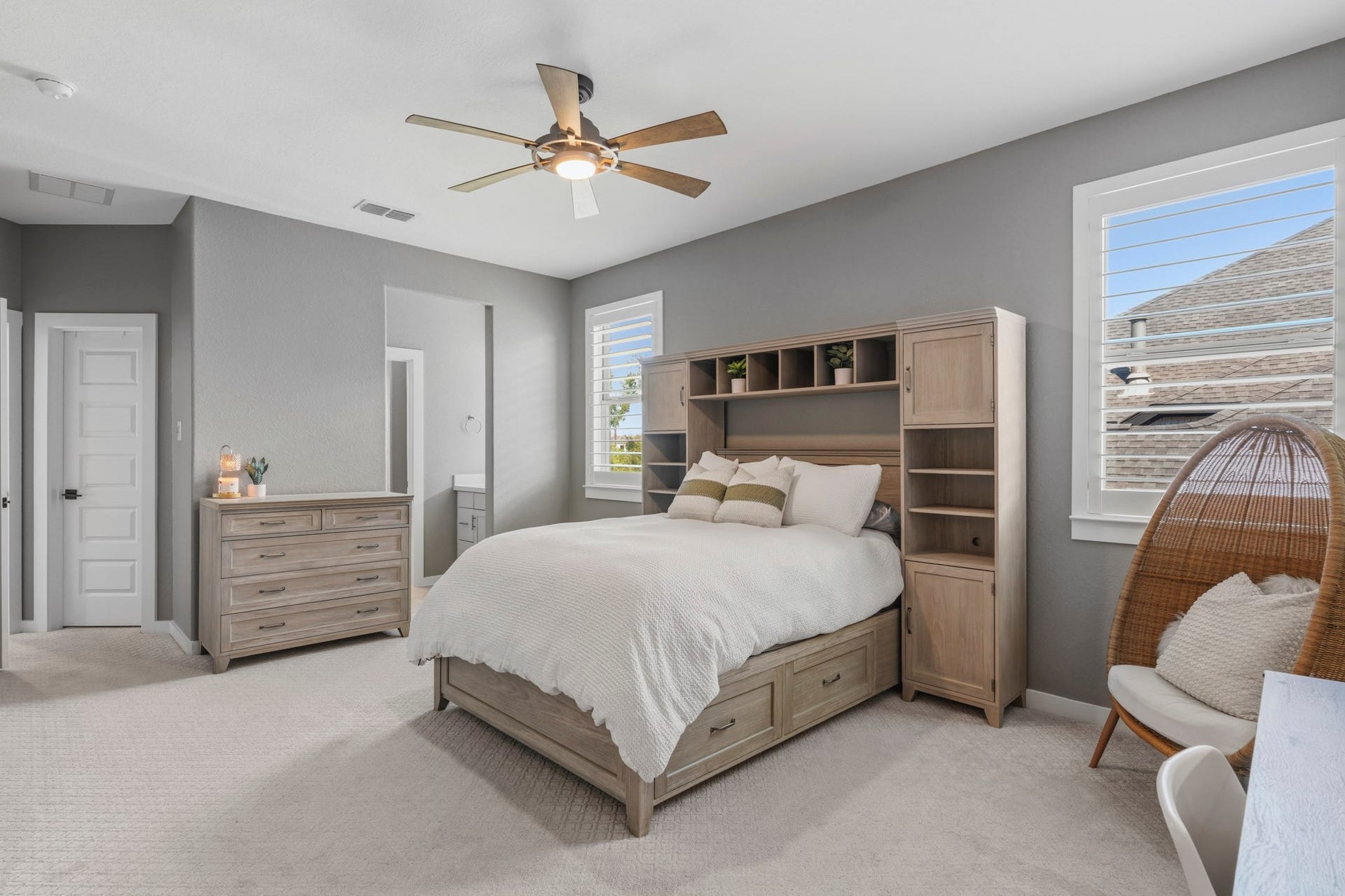 9907 Regal Bend Drive, Missouri City, TX 77459 Large secondary bedroom with Plantation shutters, upgrades carpet and ceiling fan.