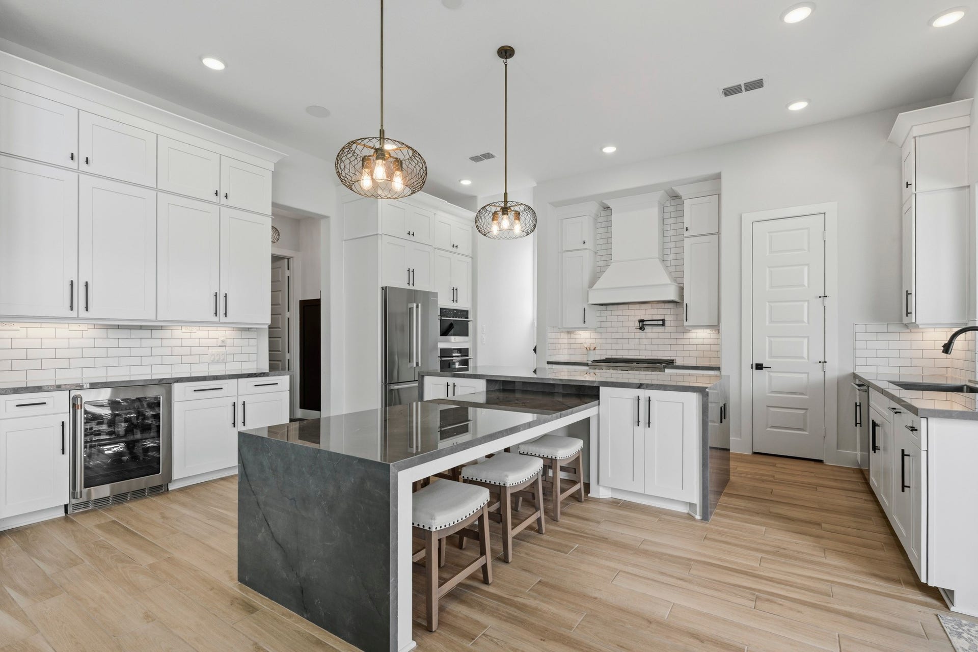 9907 Regal Bend Drive, Missouri City, TX 77459 Subway tile backsplash , Cafe' wine fridge